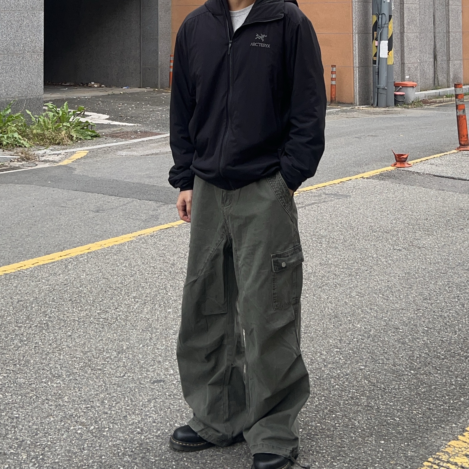 Arc'teryx Atom LT Hoody Black, Dr. Martens 1461 Smooth Black 착용 스타일 - 1
