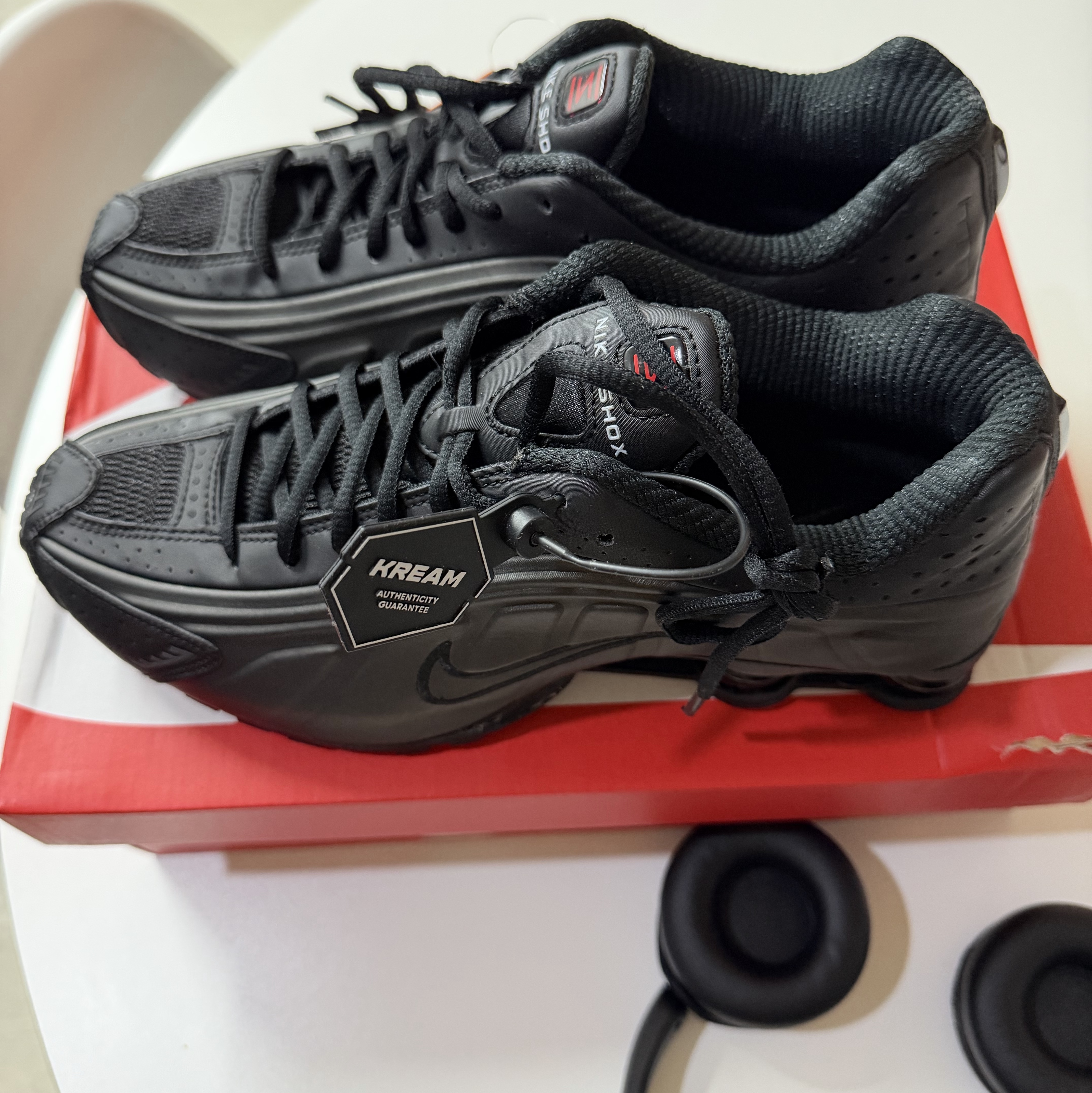 Nike Shox R4 Black Bright Crimson 착용 스타일 - 3