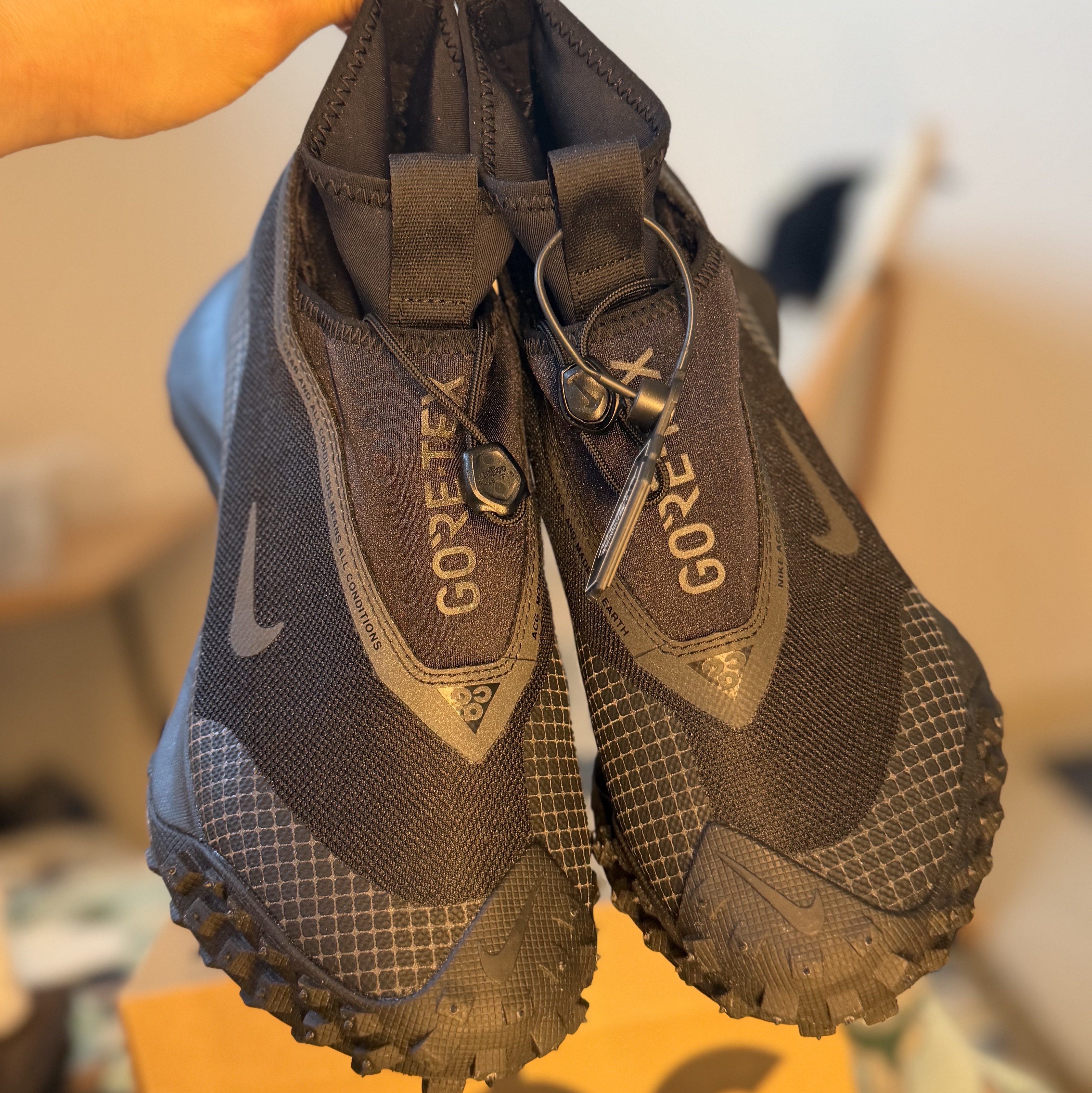 Nike ACG Mountain Fly Gore-Tex Black and Dark Grey 착용 스타일 - 3