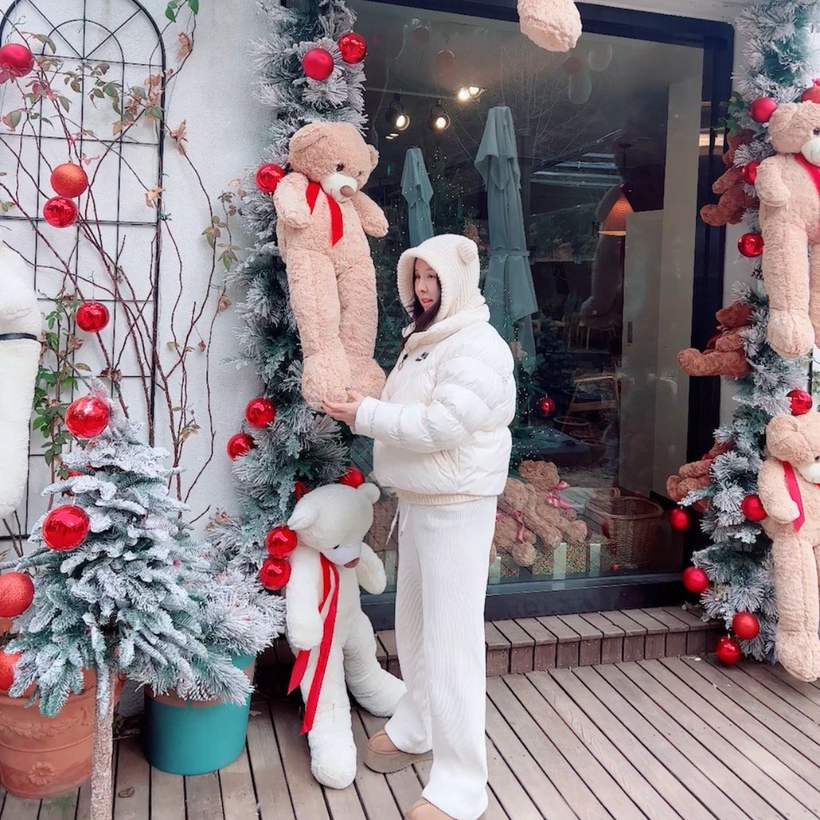 Human Made Bear Raglan Knit Sweater White, (W) UGG Funkette Slides Chestnut 착용 스타일 - 2