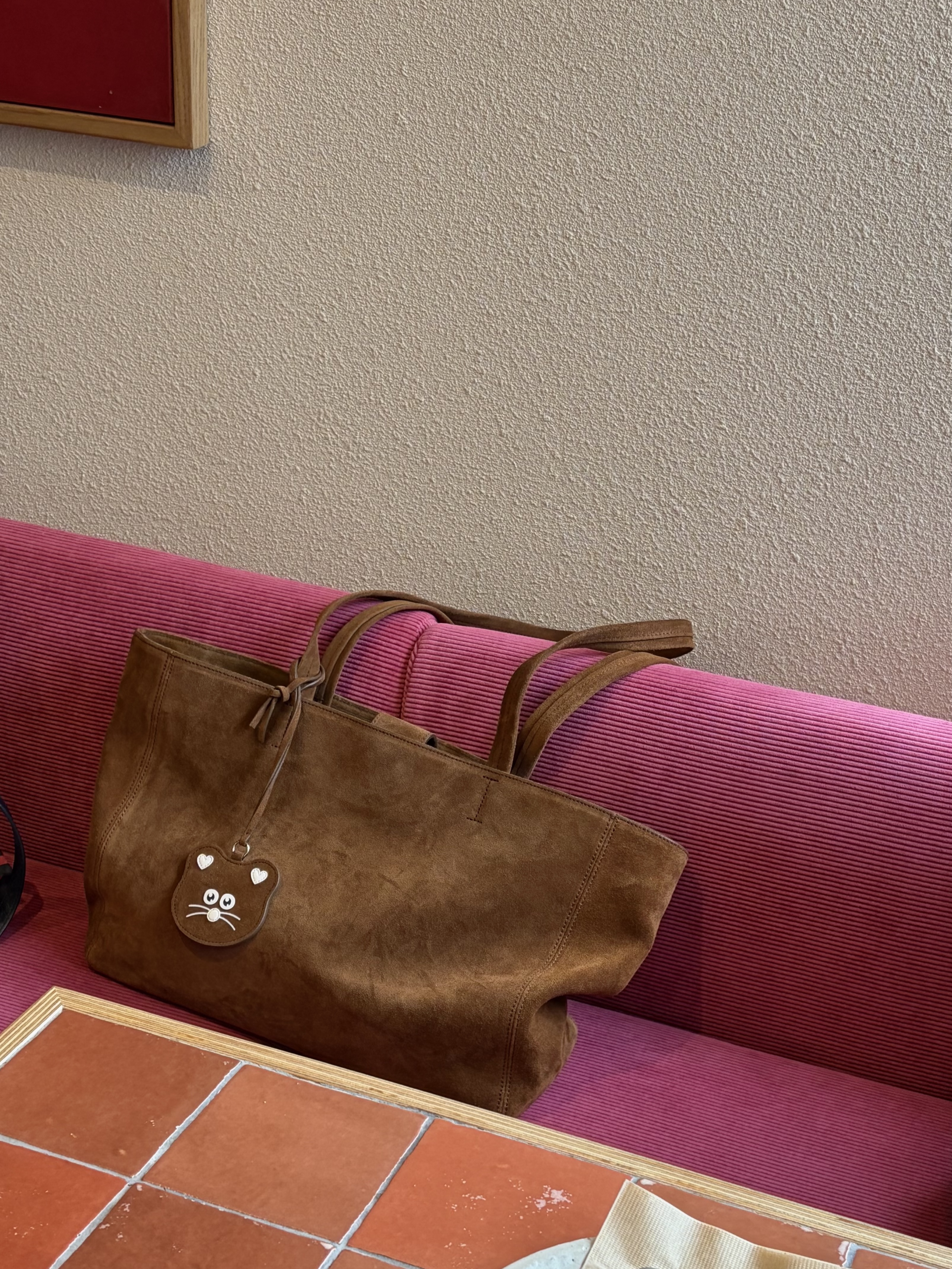 Demars X MNH Port Bag Suede Brown 착용 스타일 - 1