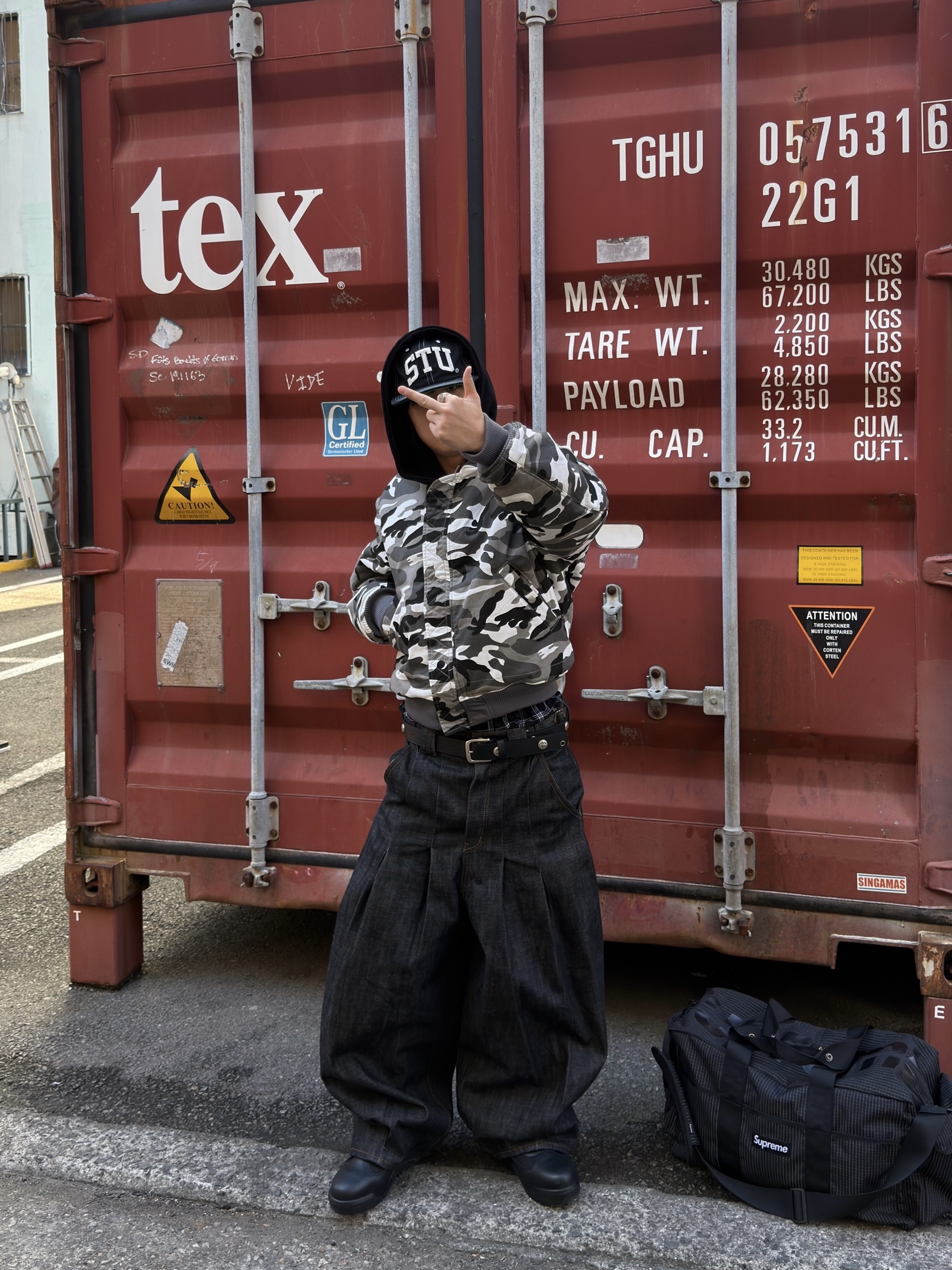 Stussy Mid-Depth Stu Arch Strapback Cap True Black, Supreme Duffle Bag Black - 24SS 착용 스타일 - 1