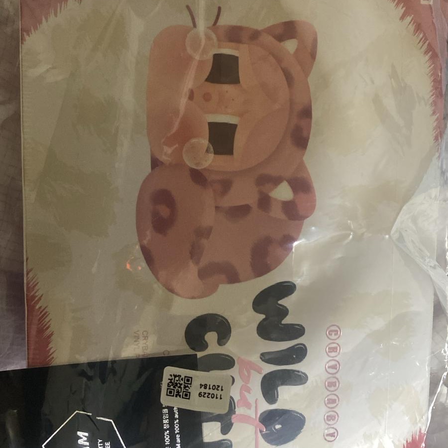 Pop Mart Crybaby Wild But Cutie Series Vinyl Plush Pendant (6 Blind Boxes) 착용 스타일
