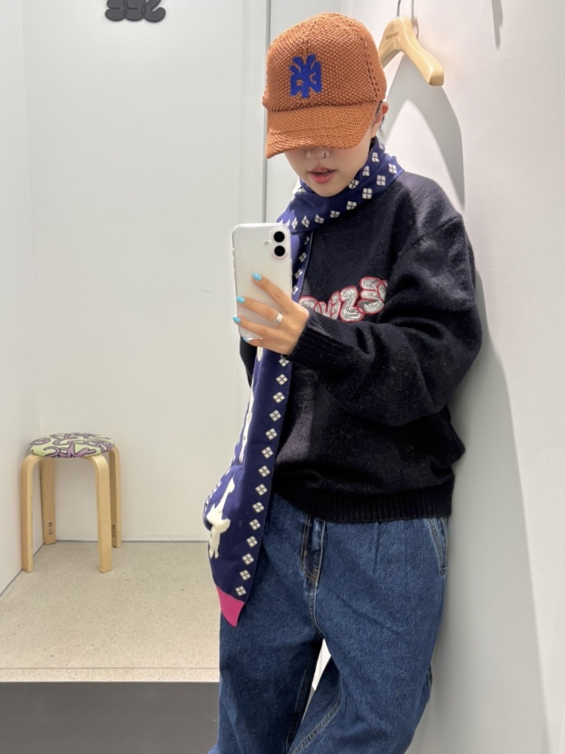 YESEYESEE Knit Baseball Cap Brown, YESEYESEE Marble Pattern Logo Knit Pullover Black 착용 스타일 - 2