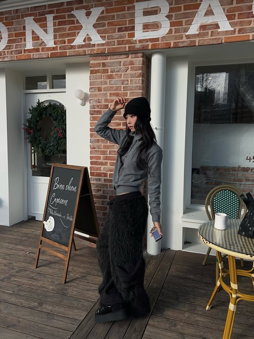 SOMSOC Bail Fuzzy Cargo Pants Black 착용 스타일 - 2