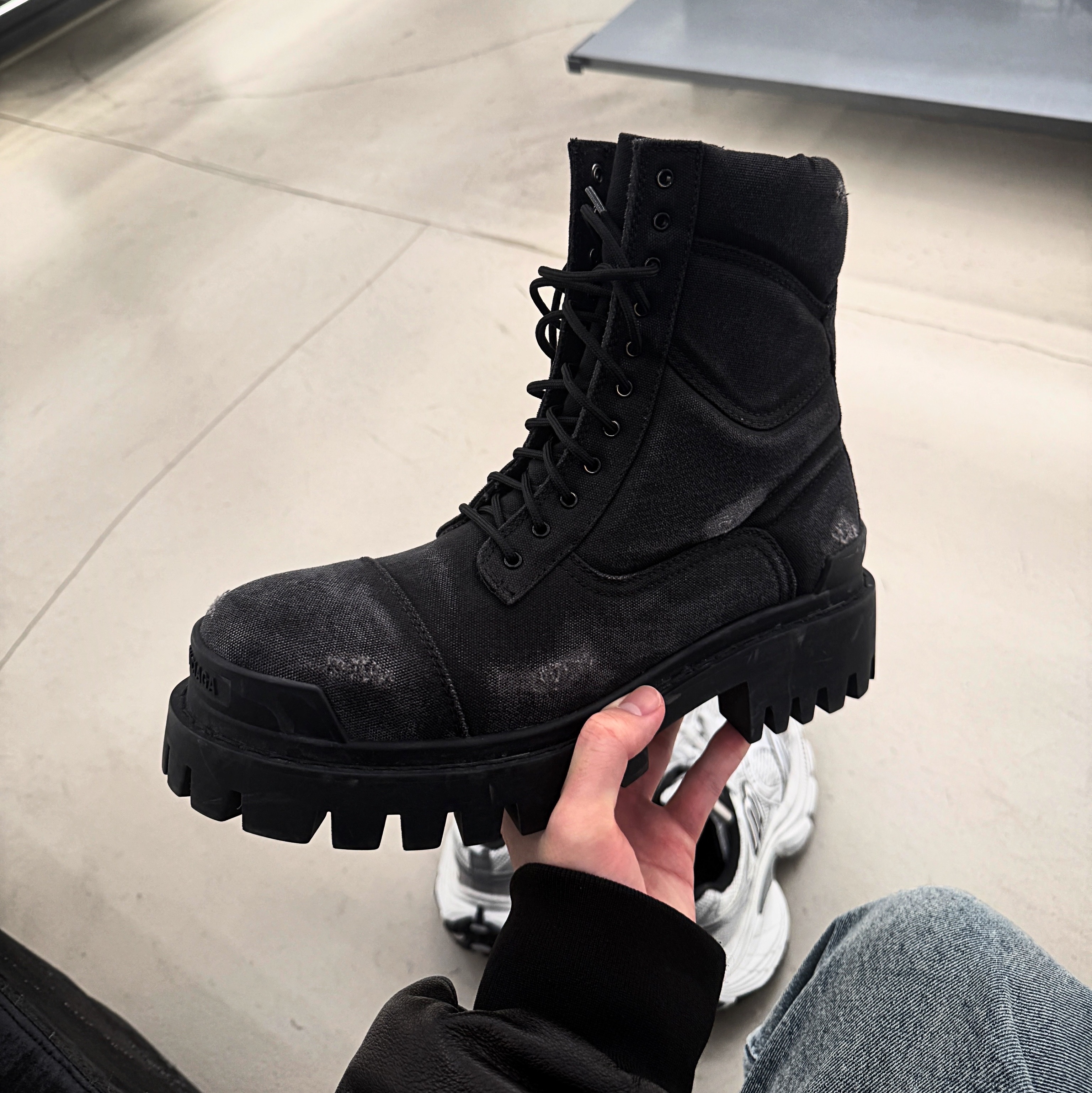 Balenciaga Combat Strike 20mm Boots Black 착용 스타일 - 1