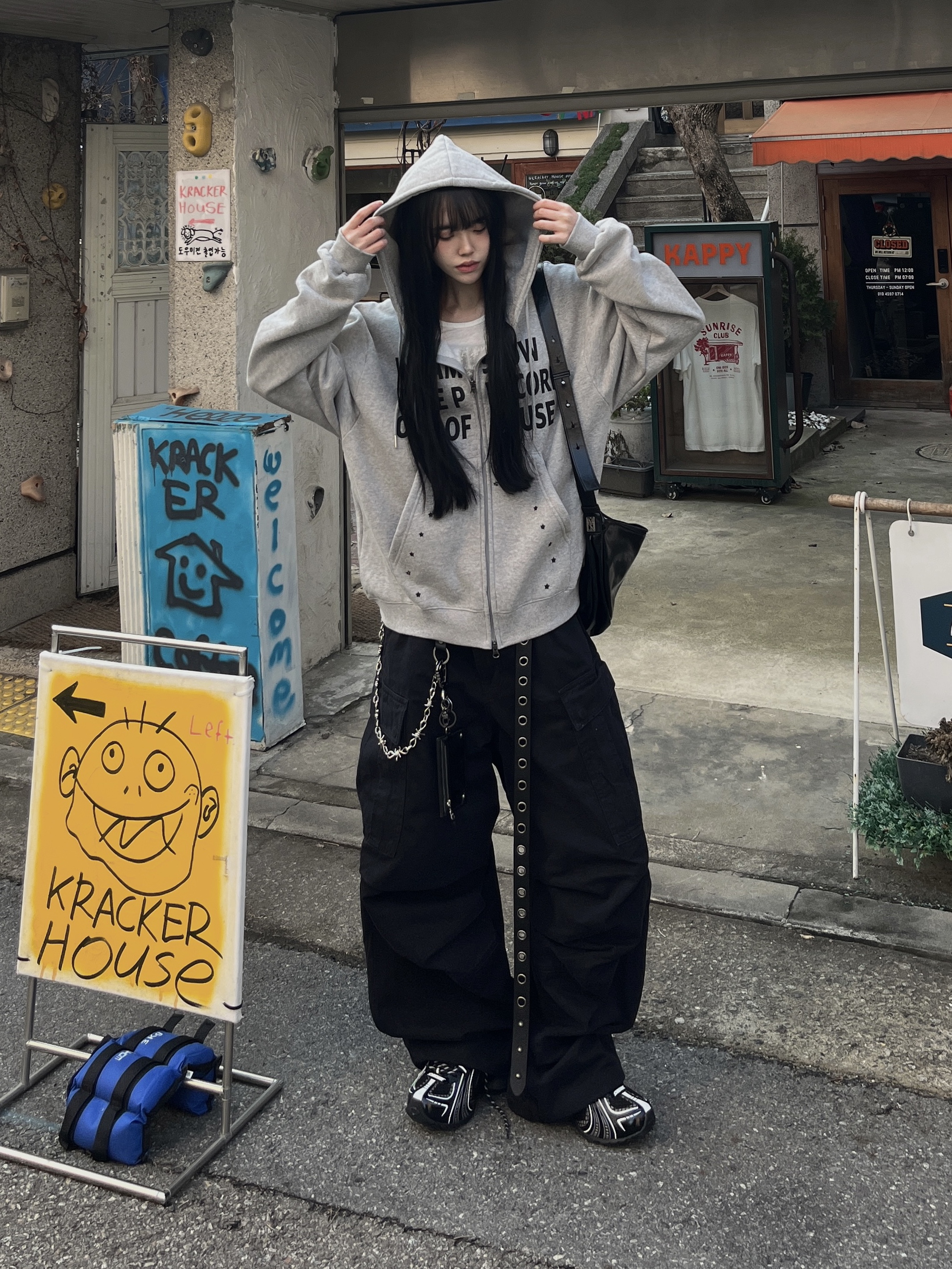 SLOW RECORD HOUSE Typo Star Hood Zip-Up Grey 착용 스타일 - 7
