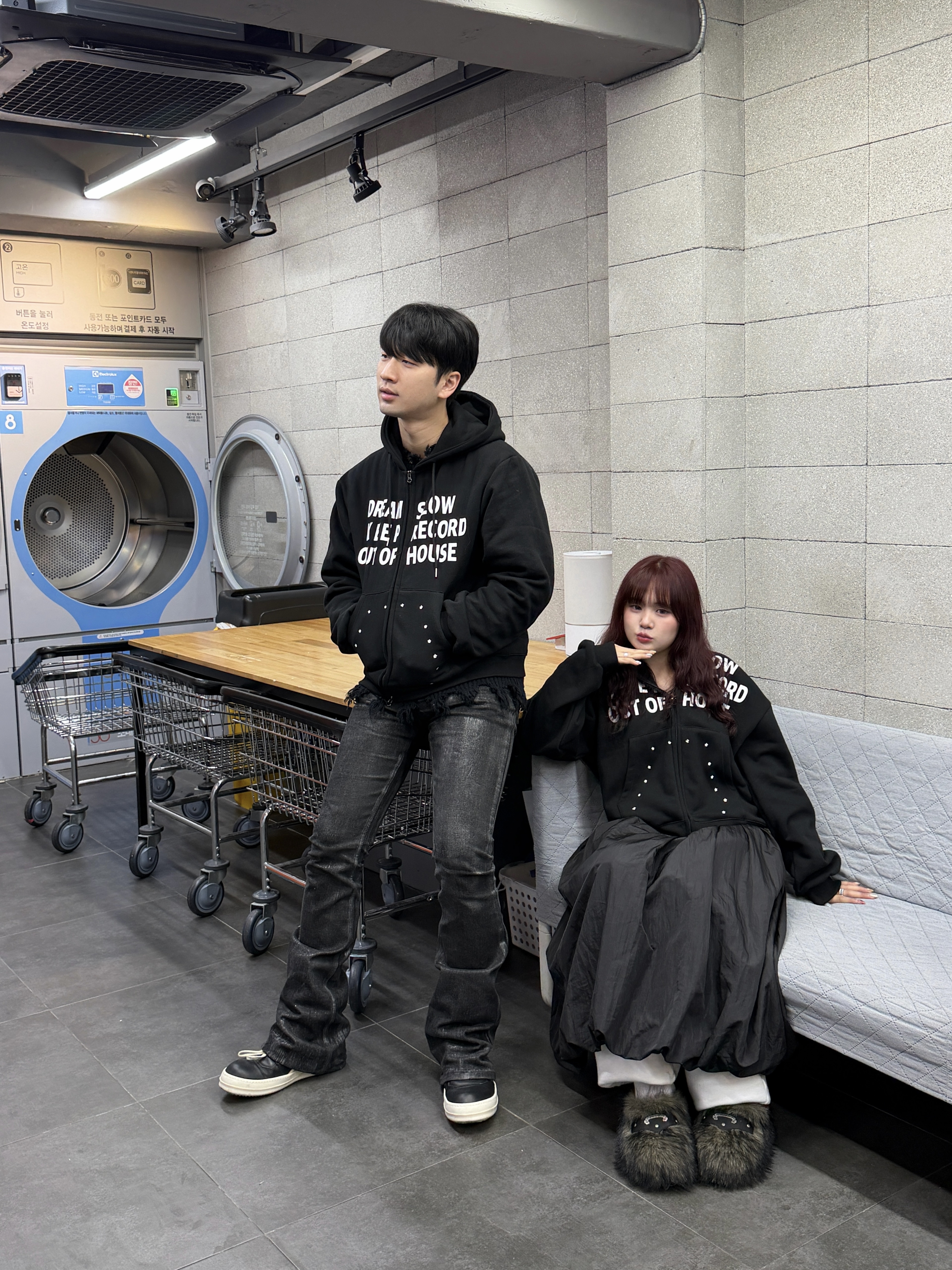 SLOW RECORD HOUSE Typo Star Hood Zip-up Black 착용 스타일 - 2