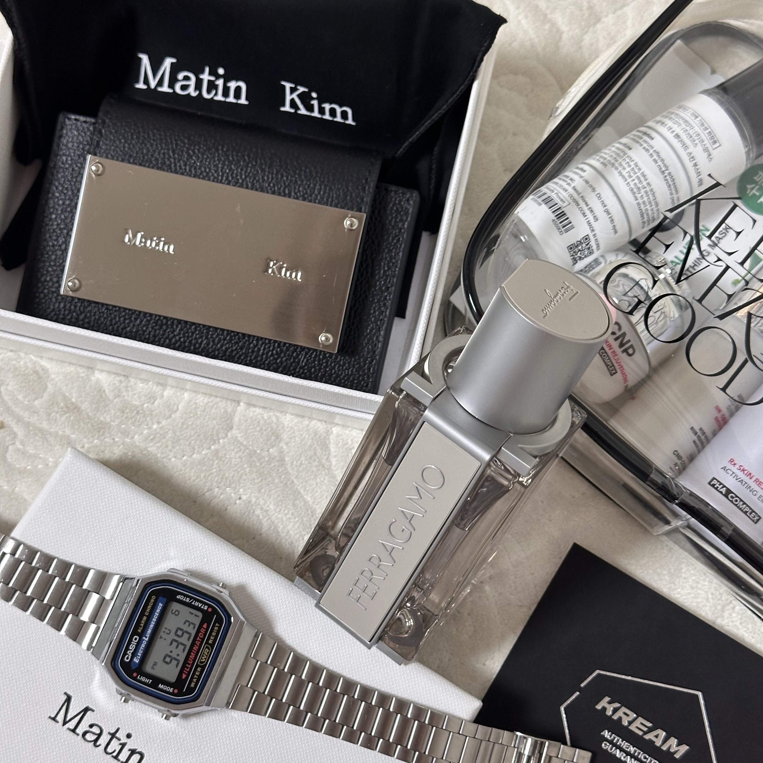 Matin Kim Accordion Wallet Black, Casio A-158WA-1 착용 스타일