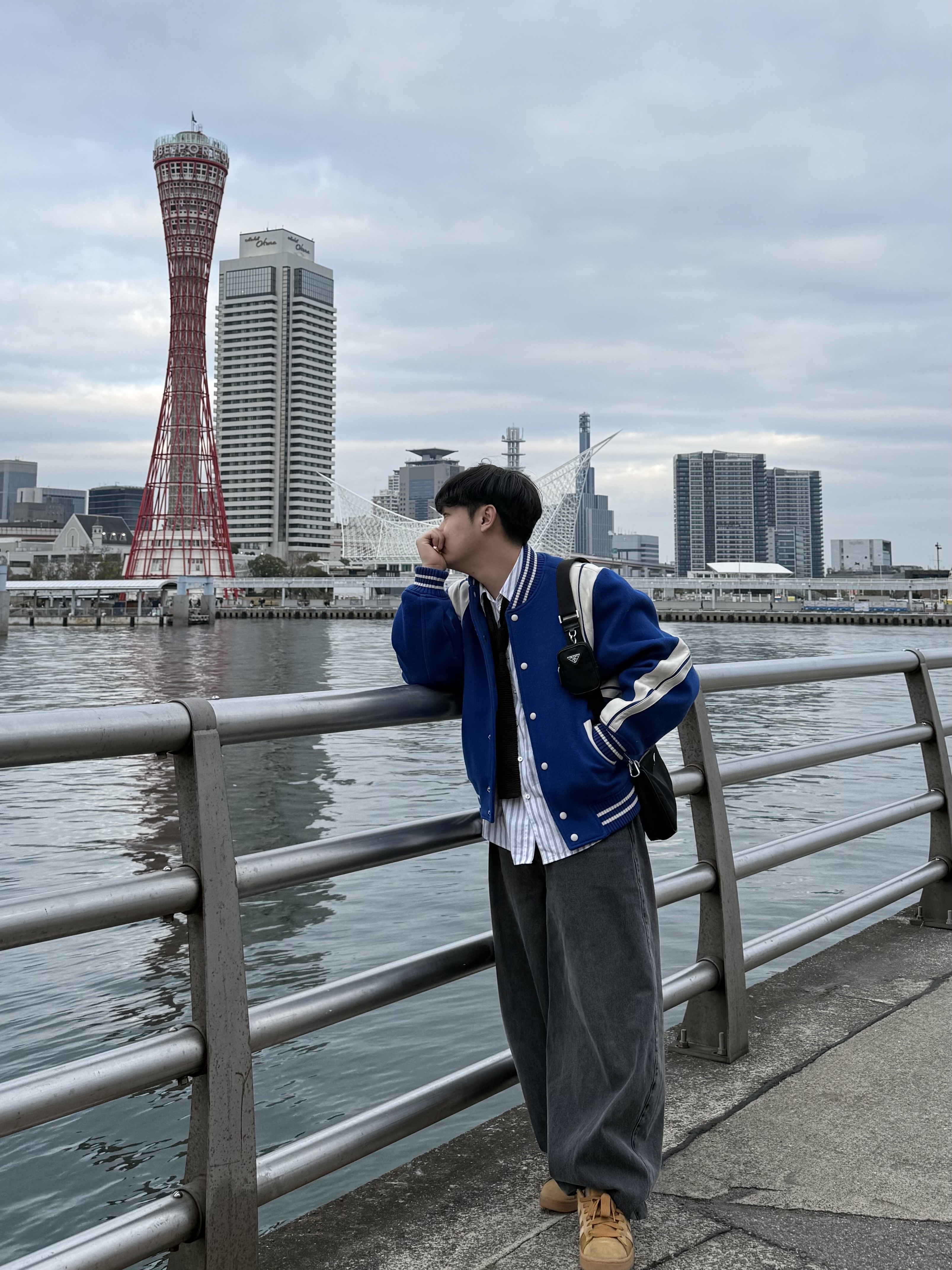 Prada Re-Nylon and Saffiano Leather Shoulder Bag Black, Ader Error Twit Jumper Blue 착용 스타일