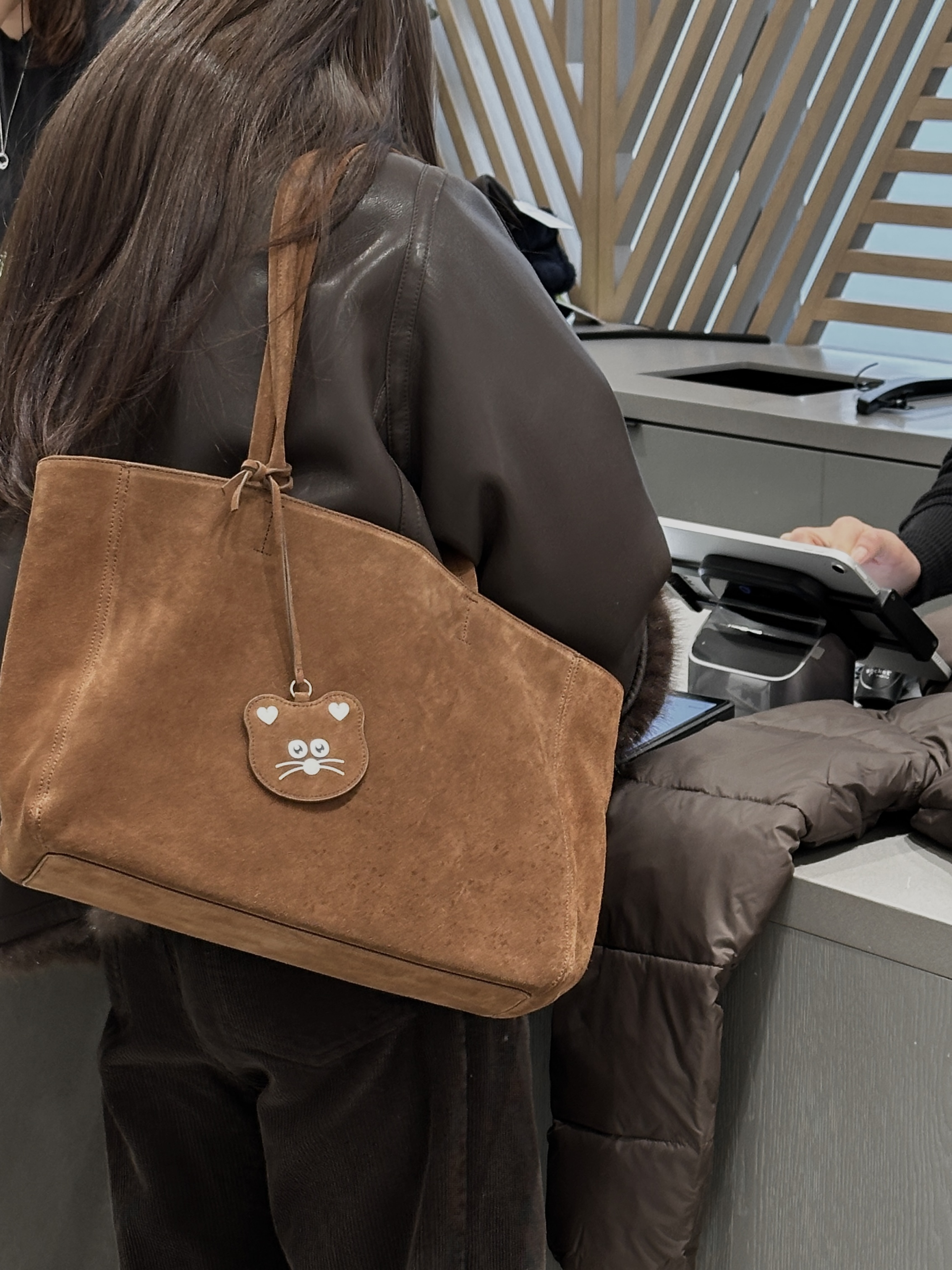 Demars X MNH Port Bag Suede Brown 착용 스타일 - 2