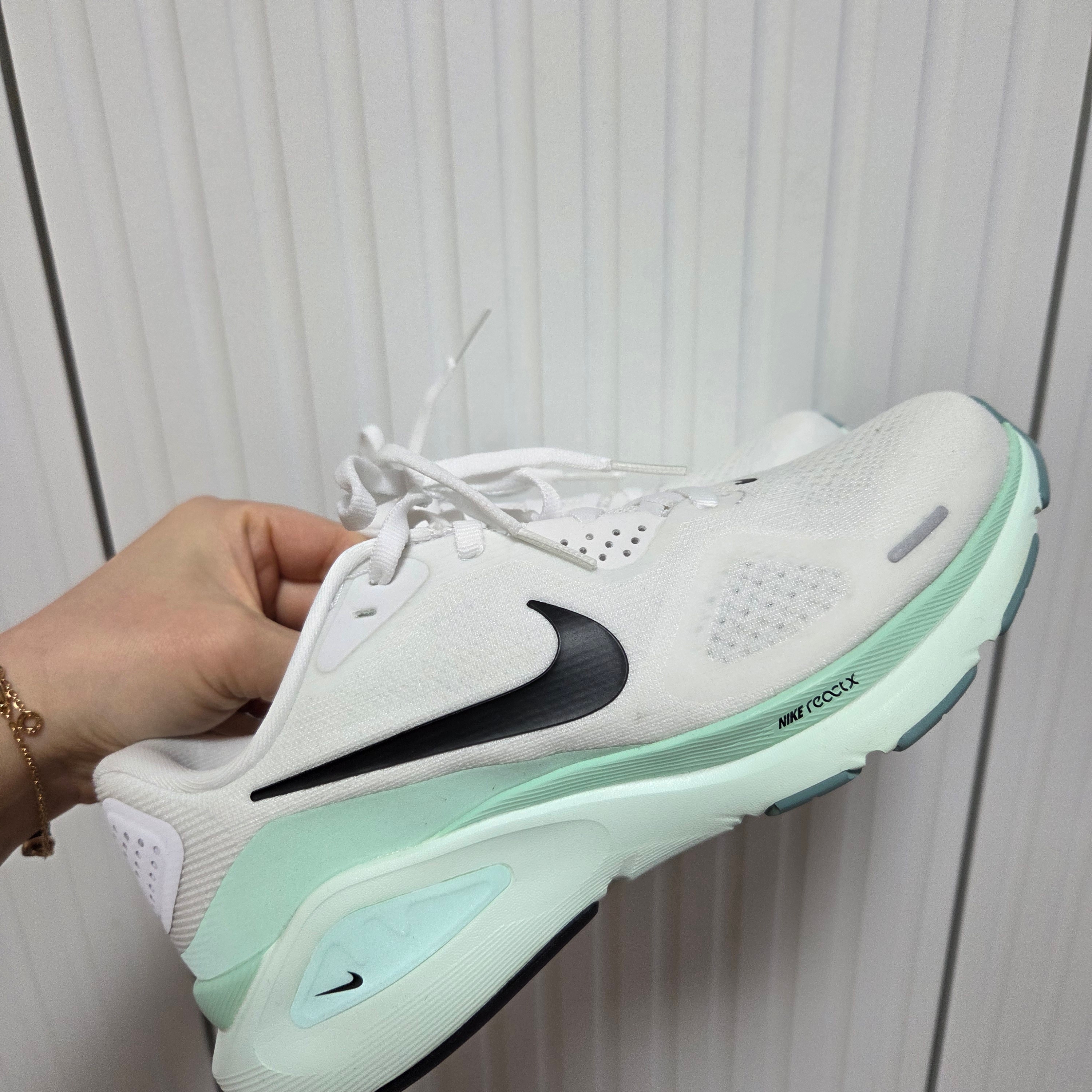 (W) Nike Structure 26 White Barely Green 착용 스타일