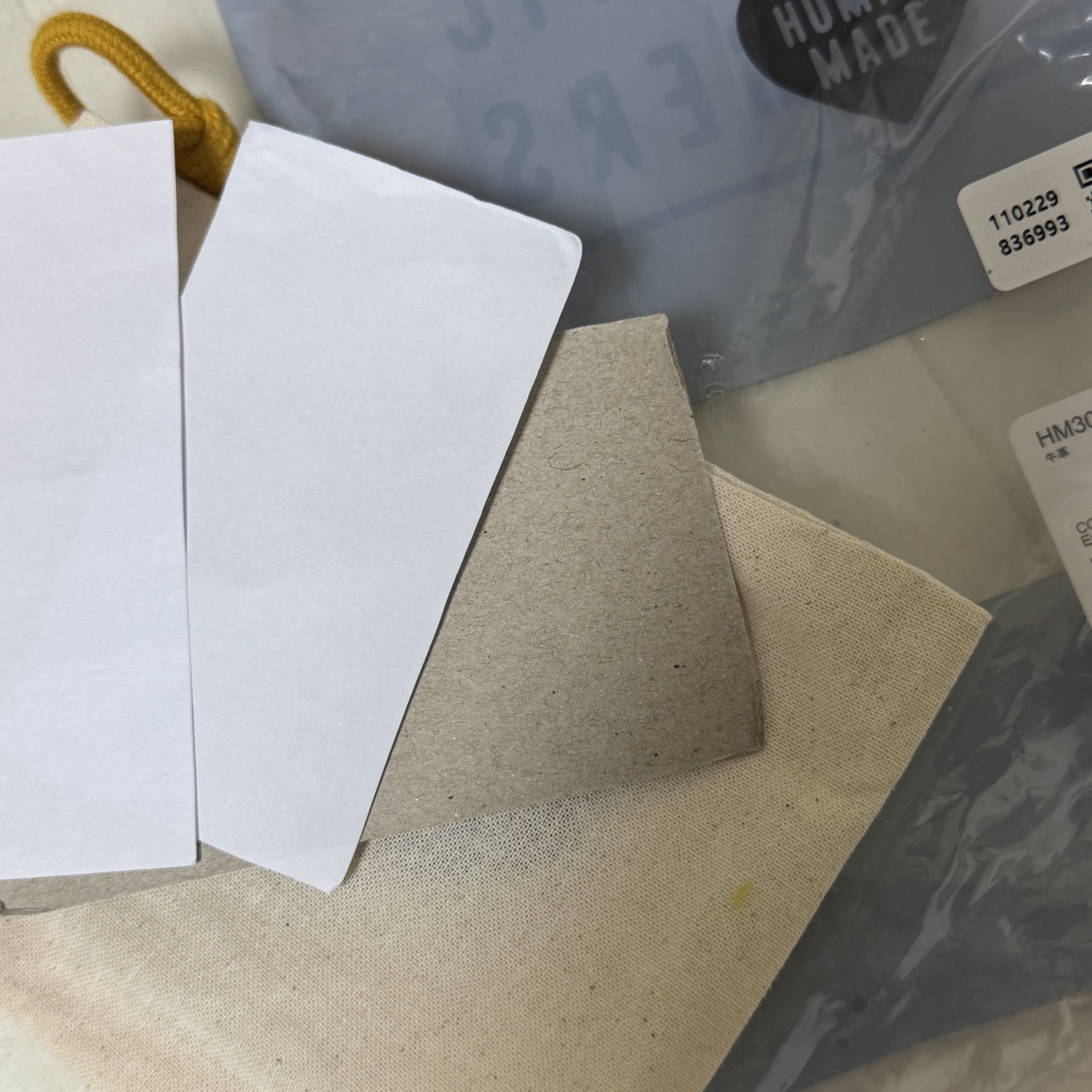 Human Made Leather Card Case Beige 착용 스타일 - 1