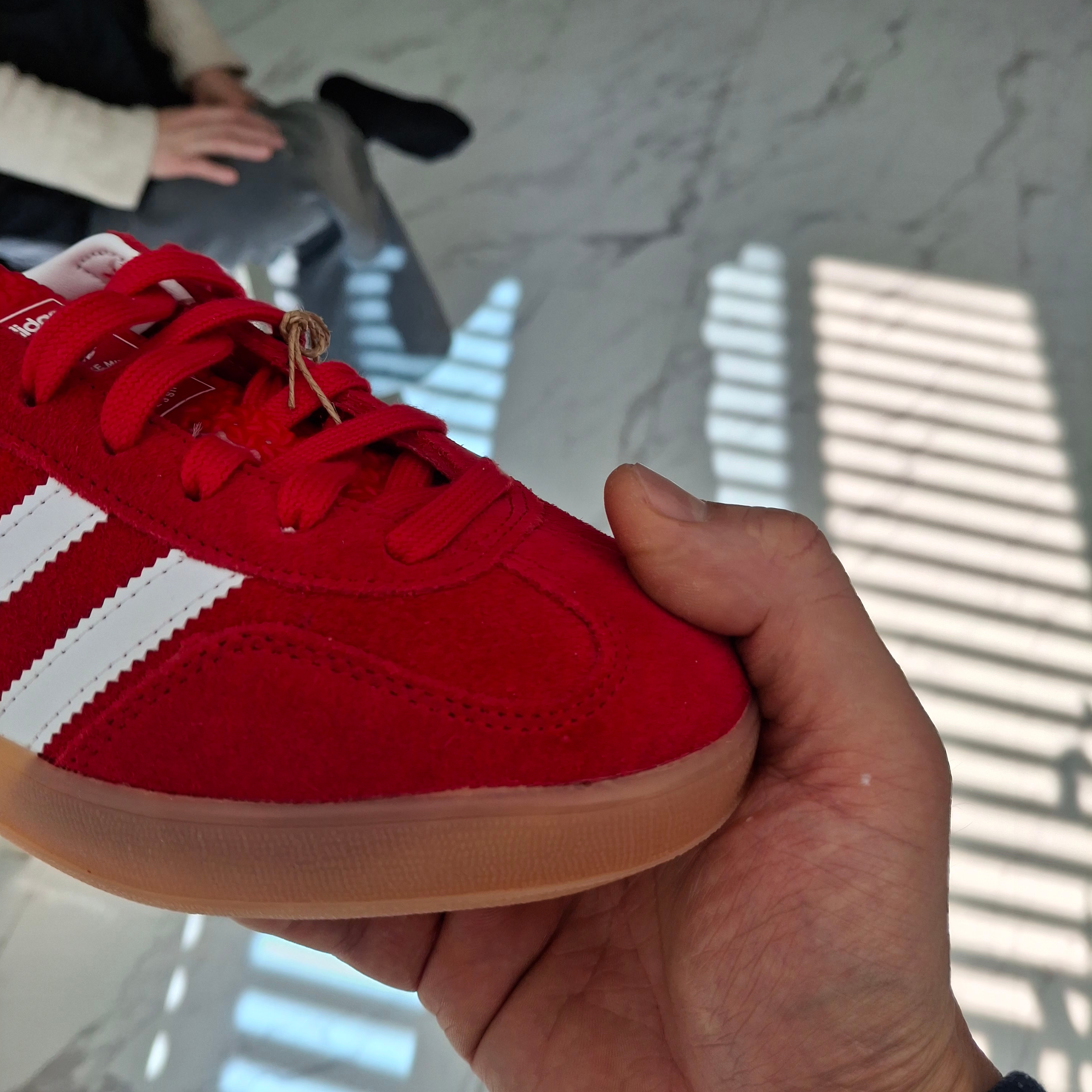 Adidas Gazelle Indoor Better Scarlet Cloud White 착용 스타일 - 1