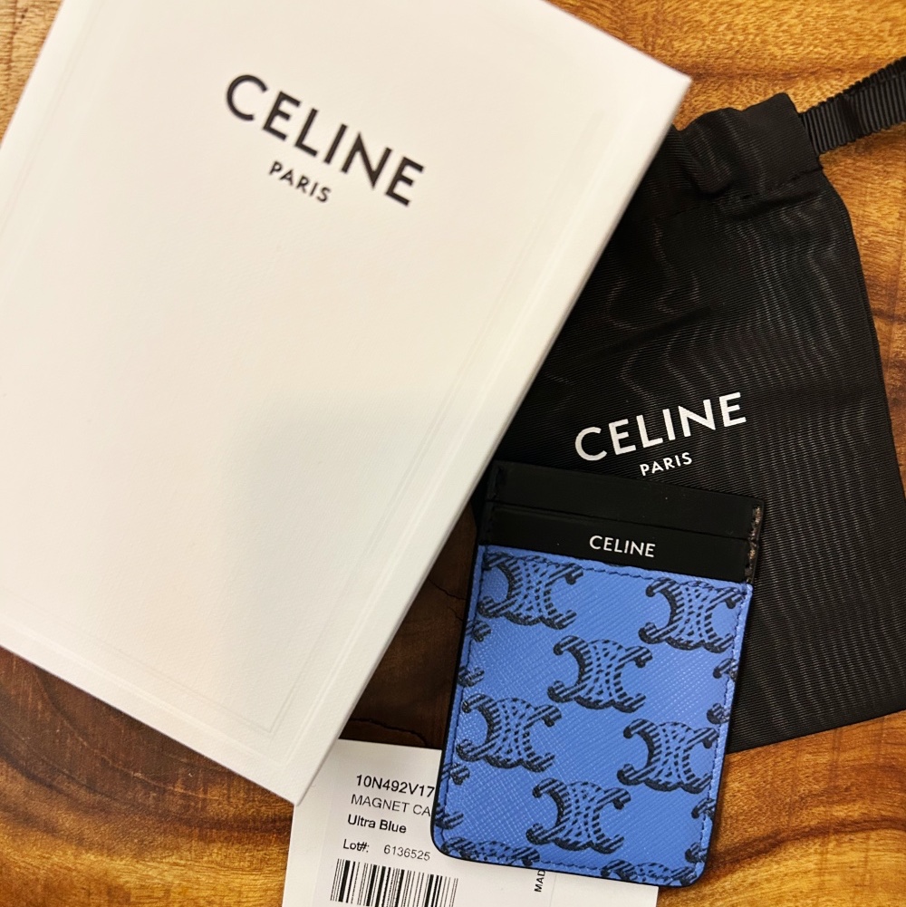 Celine Triomphe Canvas Calfskin Magnet Card Holder Ultra Blue 착용 스타일 - 1