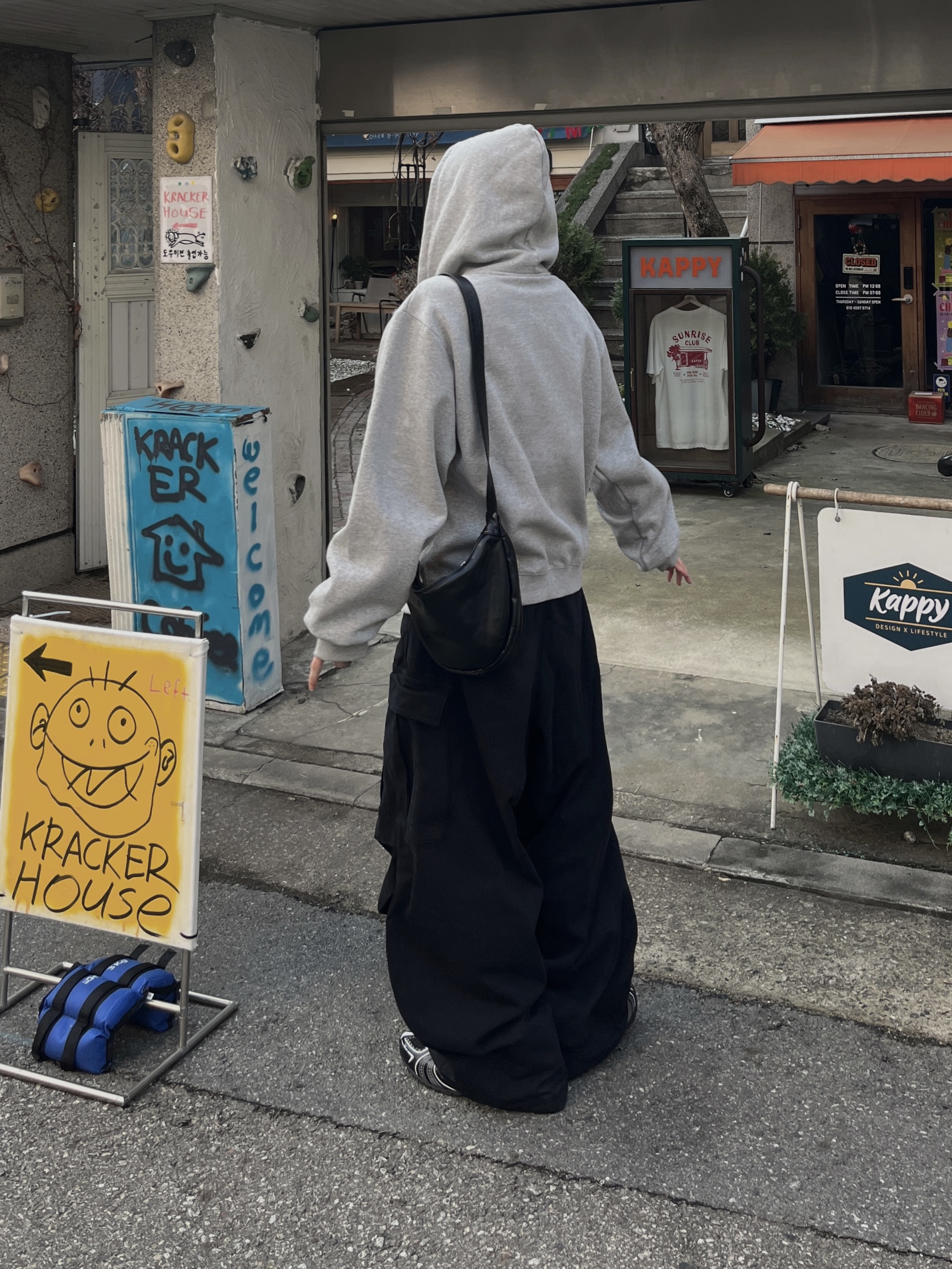 SLOW RECORD HOUSE Typo Star Hood Zip-Up Grey 착용 스타일 - 9