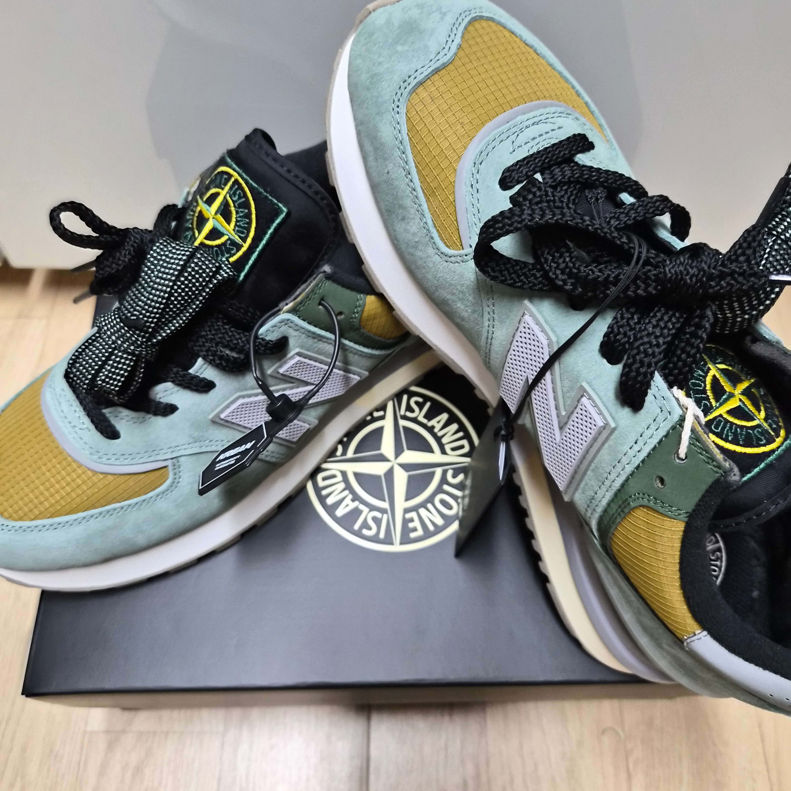 New Balance x Stone Island 574 Legacy Light Green 착용 스타일 - 1