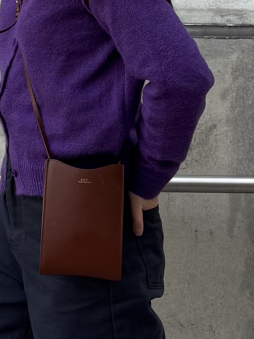 A.P.C. Jamie Neck Pouch Nut Brown 착용 스타일 - 2