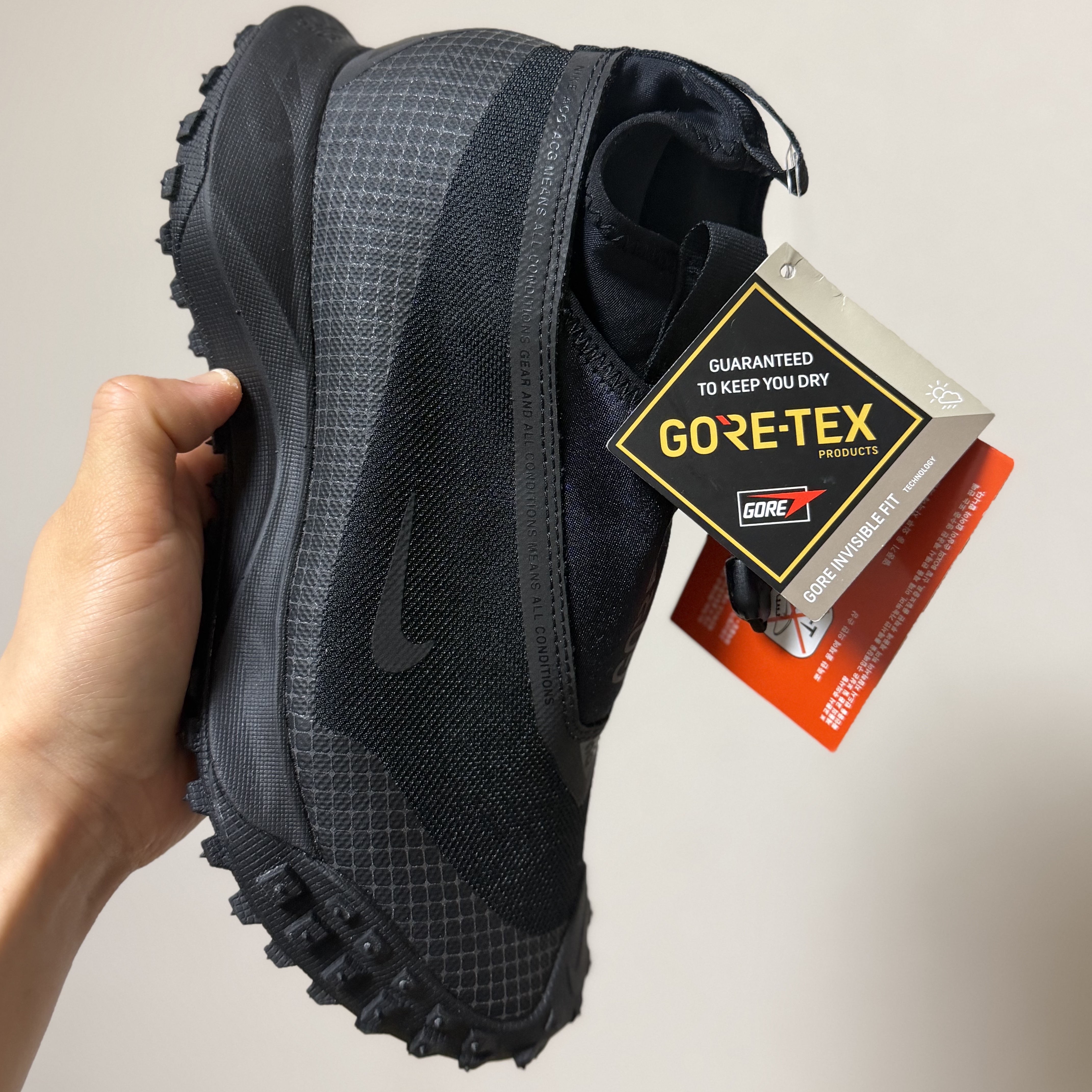 Nike ACG Mountain Fly Gore-Tex Black and Dark Grey 착용 스타일 - 5