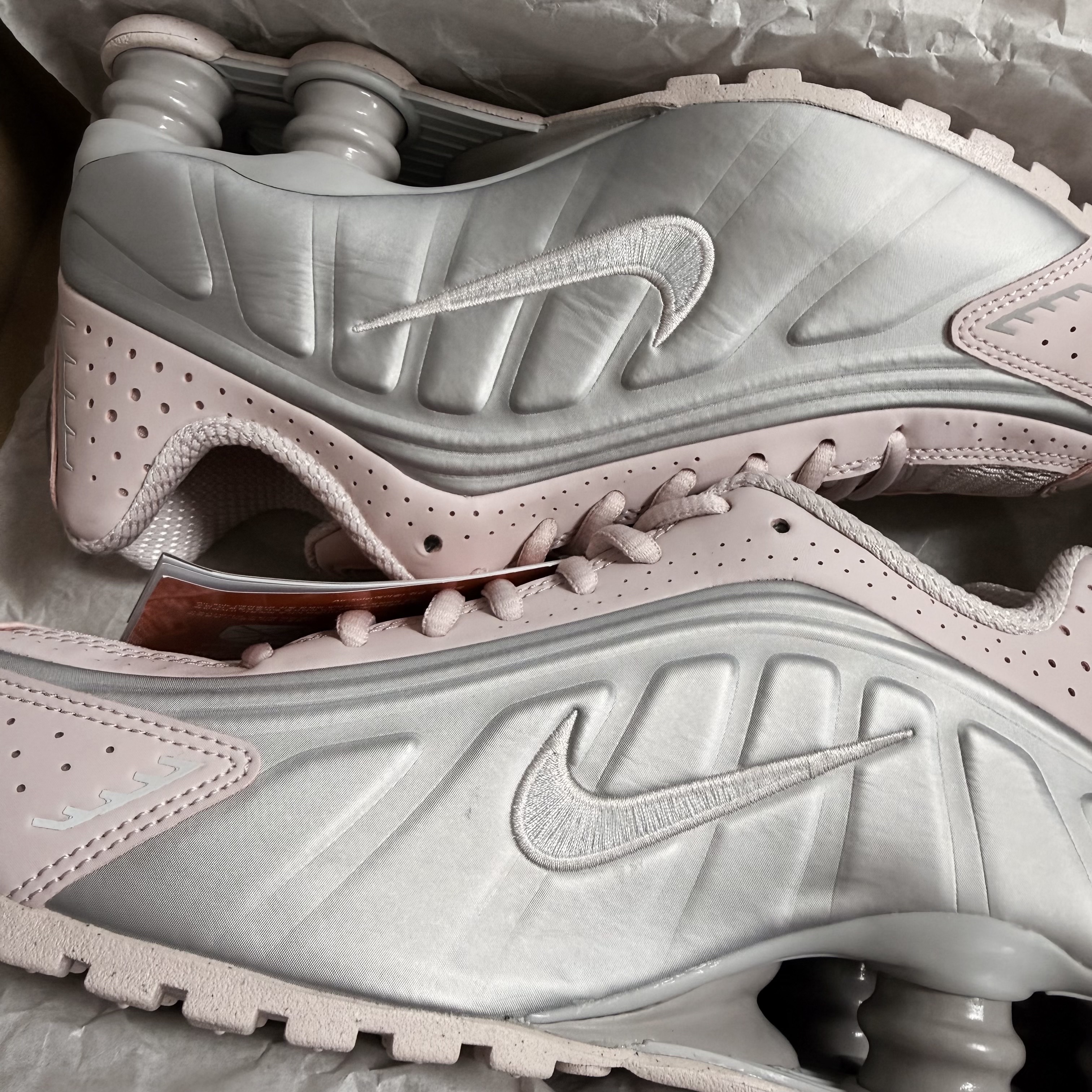 (W) Nike Shox R4 Barely Rose Metallic Platinum 착용 스타일
