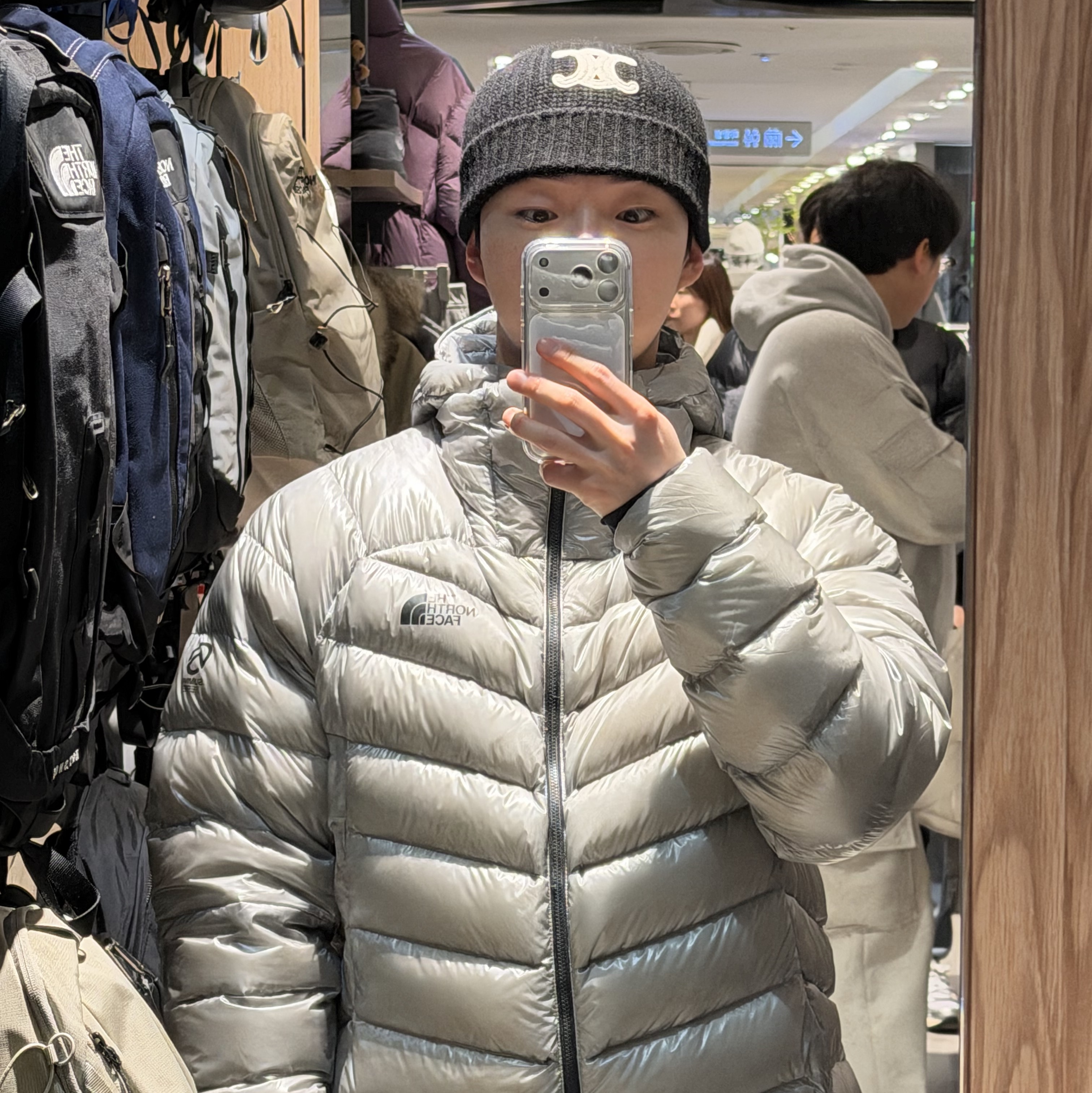 The North Face Mattehorn Down Jacket RDS Light Gray 착용 스타일