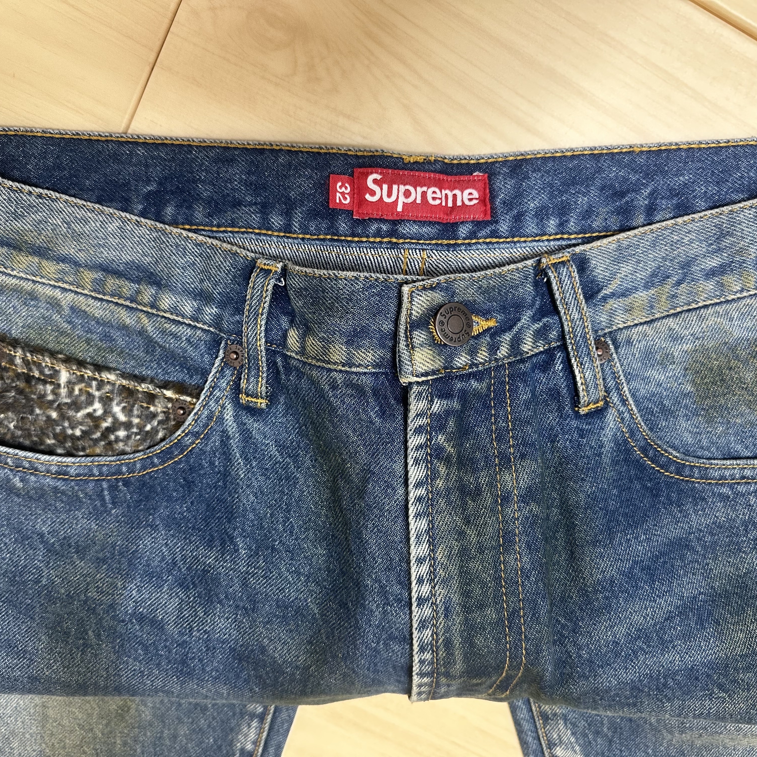 Supreme Leopard Faux Fur Loose Fit Jean Washed Indigo  - 25FW 착용 스타일 - 3