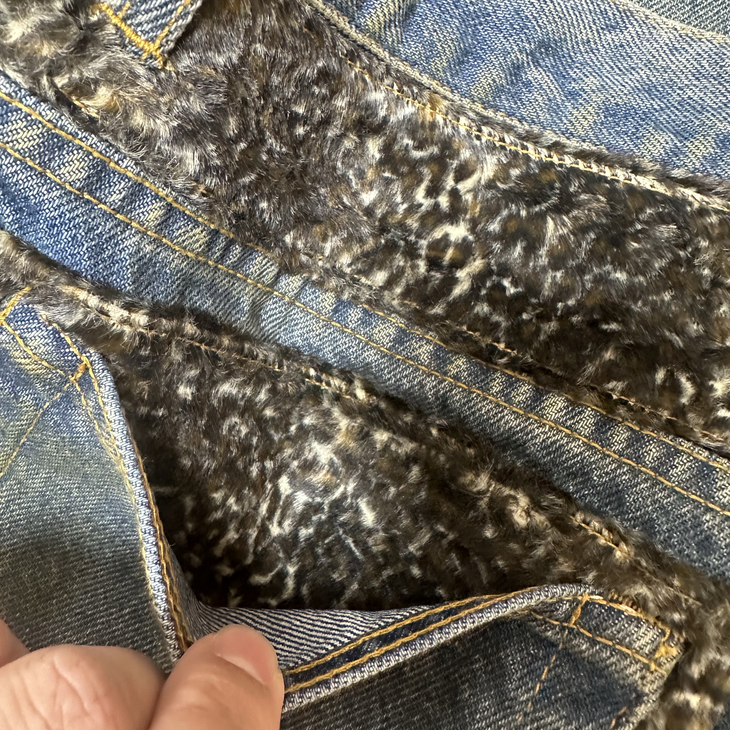 Supreme Leopard Faux Fur Loose Fit Jean Washed Indigo  - 25FW 착용 스타일 - 5