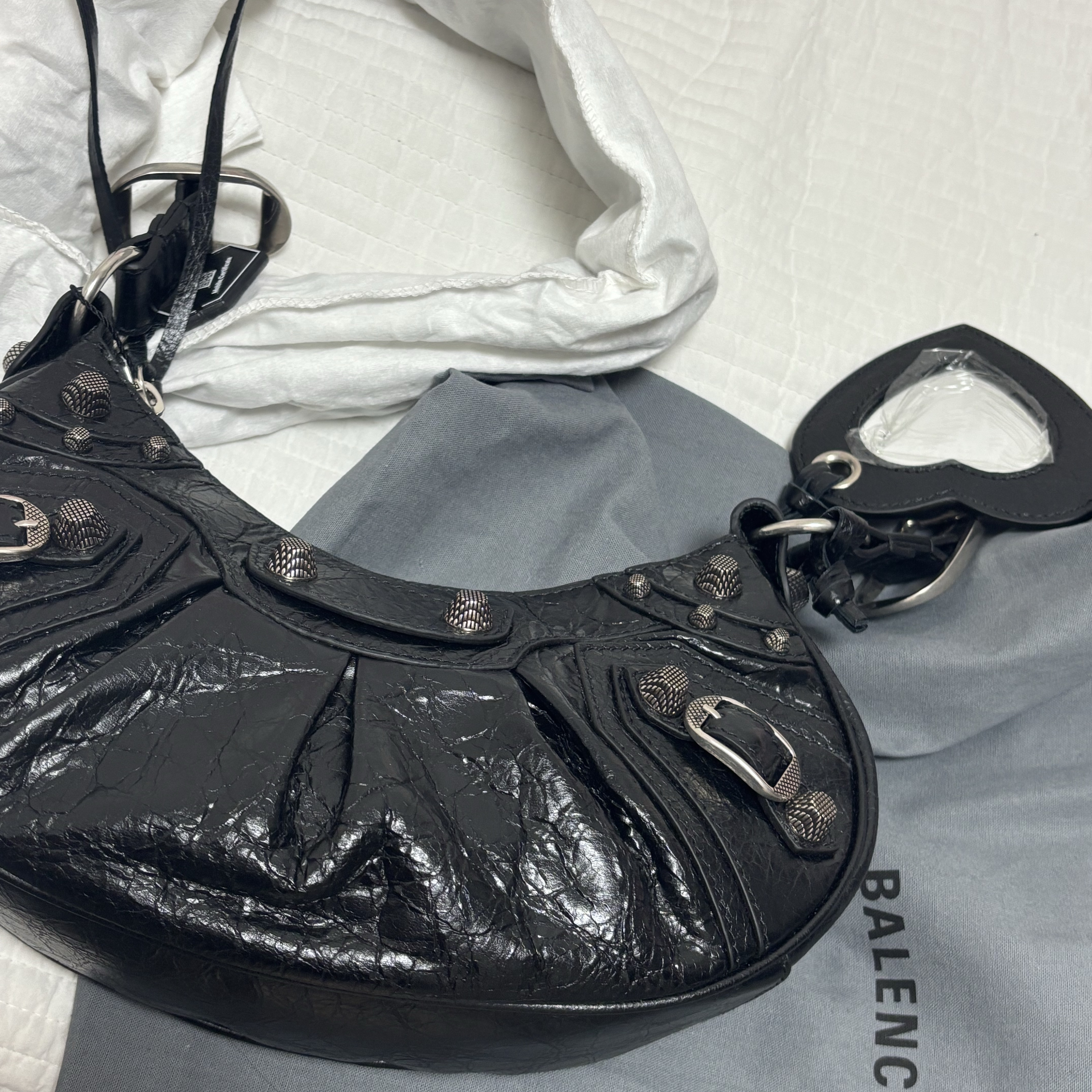 Balenciaga Arena Lambskin Le Cagole XS Shoulder Bag Black 착용 스타일