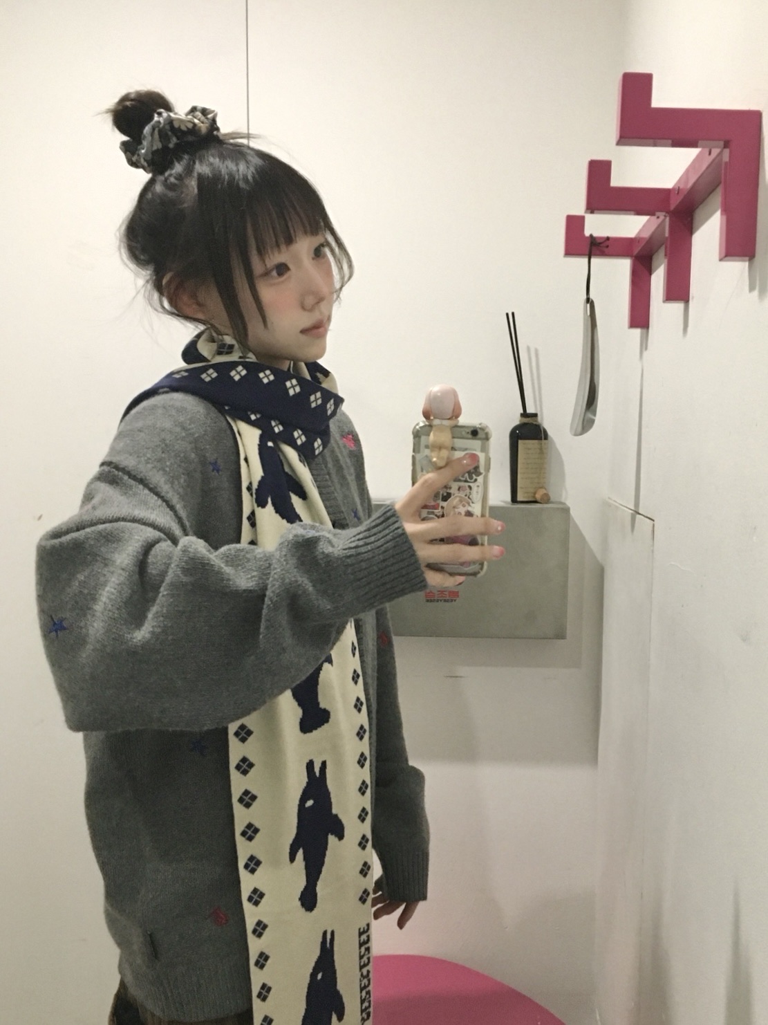 YESEYESEE Multi Embroidery Knit Cardigan Grey, YESEYESEE Stripe Knit Gloves Navy 착용 스타일 - 2