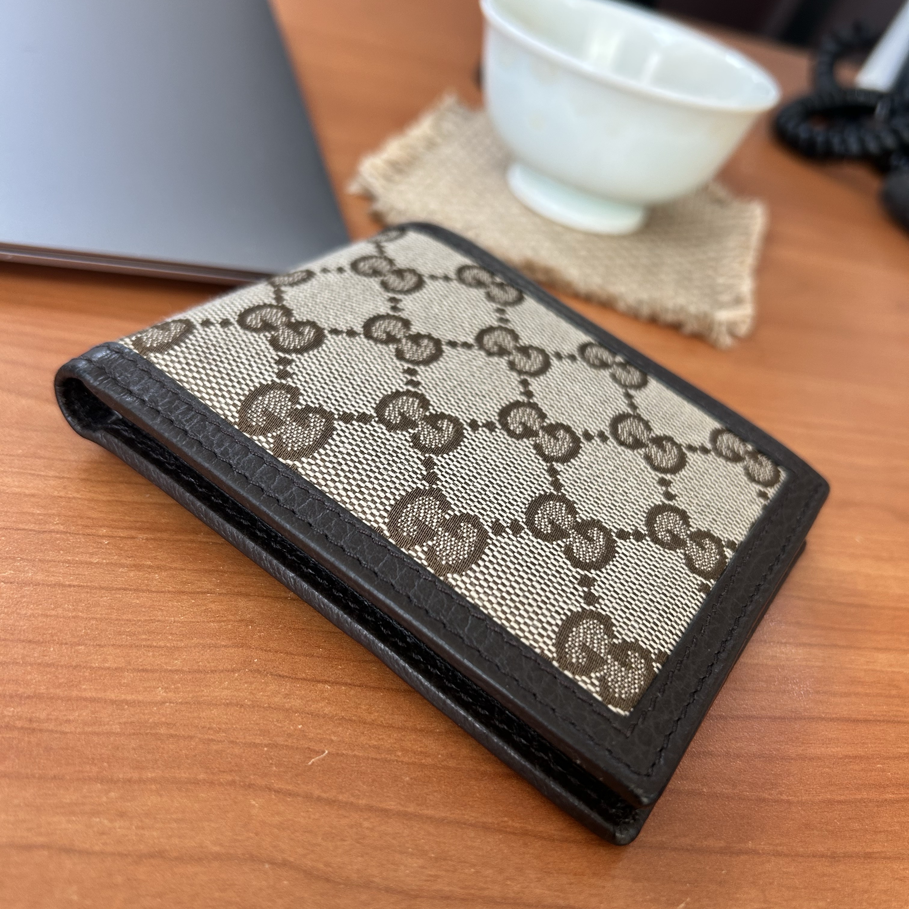 Gucci Micro GG Ssima Canvas Bi-Fold Wallet Beige Ebony 착용 스타일