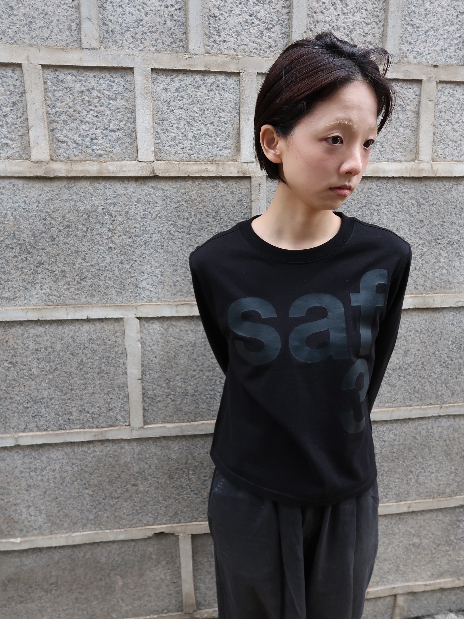 [KREAM 단독] Safarispot Women 1/2 Basic Safari LS T-Shirt Black, [KREAM 단독] Safarispot Women 1/2 Basic Safari LS T-Shirt White 착용 스타일 - 2