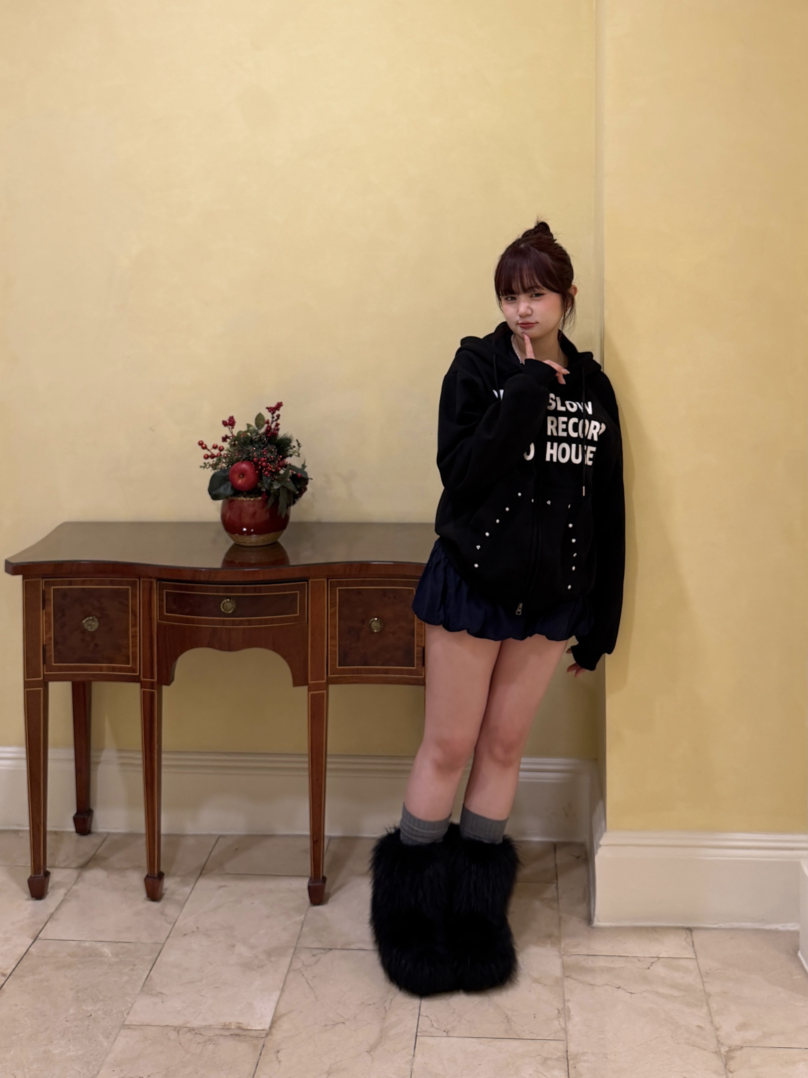 SLOW RECORD HOUSE Typo Star Hood Zip-up Black 착용 스타일 - 5