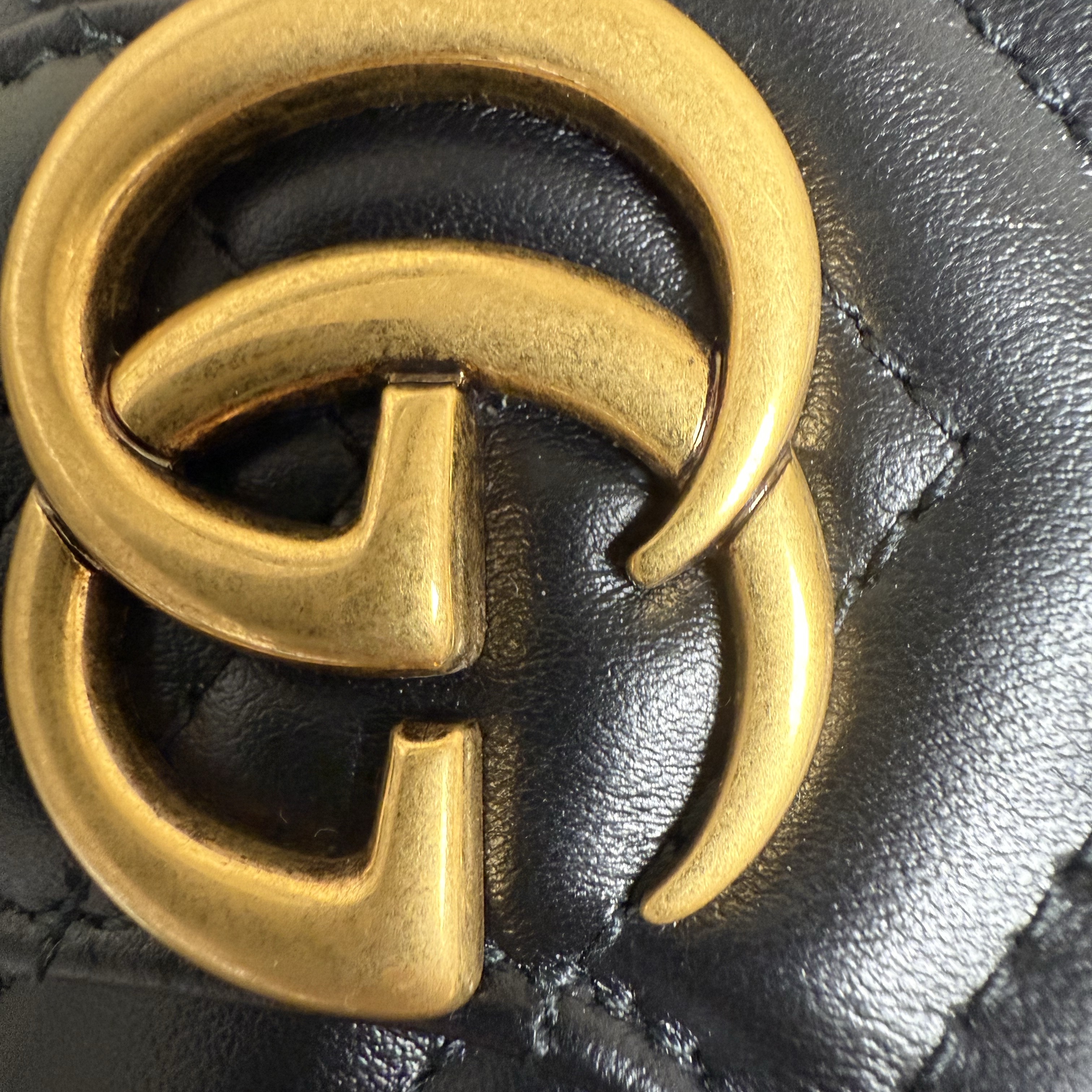 Gucci GG Marmont Matelasse Leather Super Mini Bag Black 착용 스타일 - 1