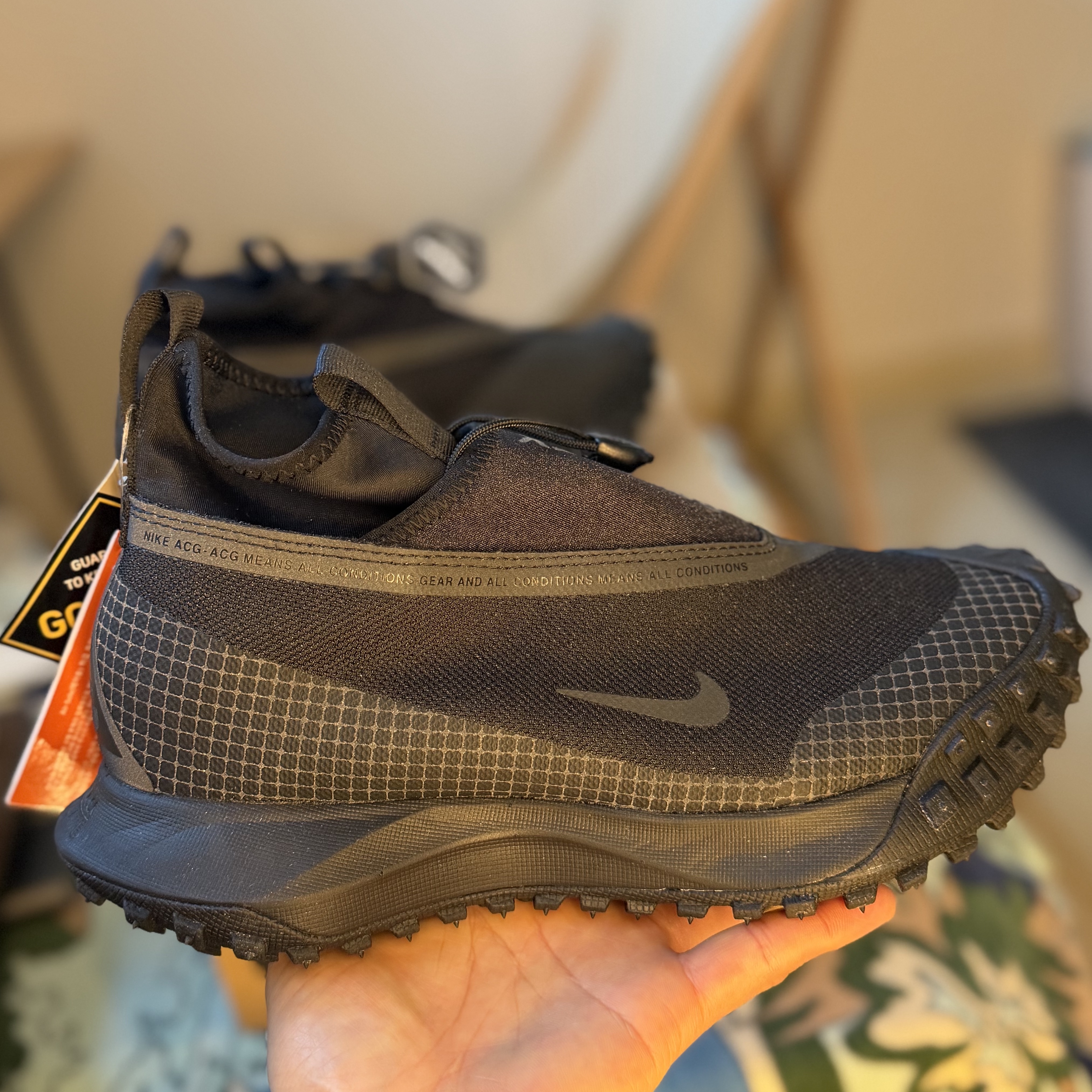 Nike ACG Mountain Fly Gore-Tex Black and Dark Grey 착용 스타일 - 4