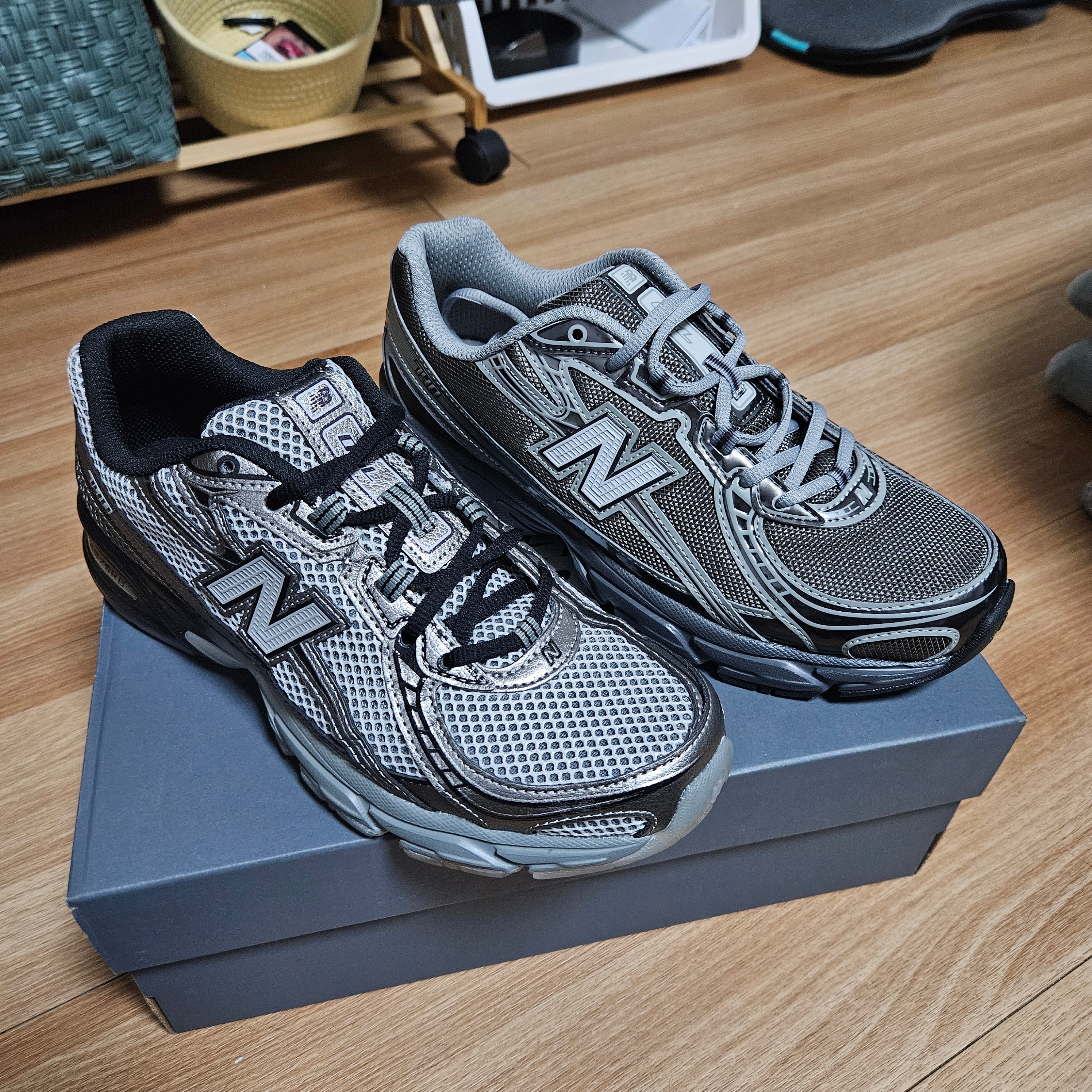New Balance 740 Black Metallic 착용 스타일 - 1