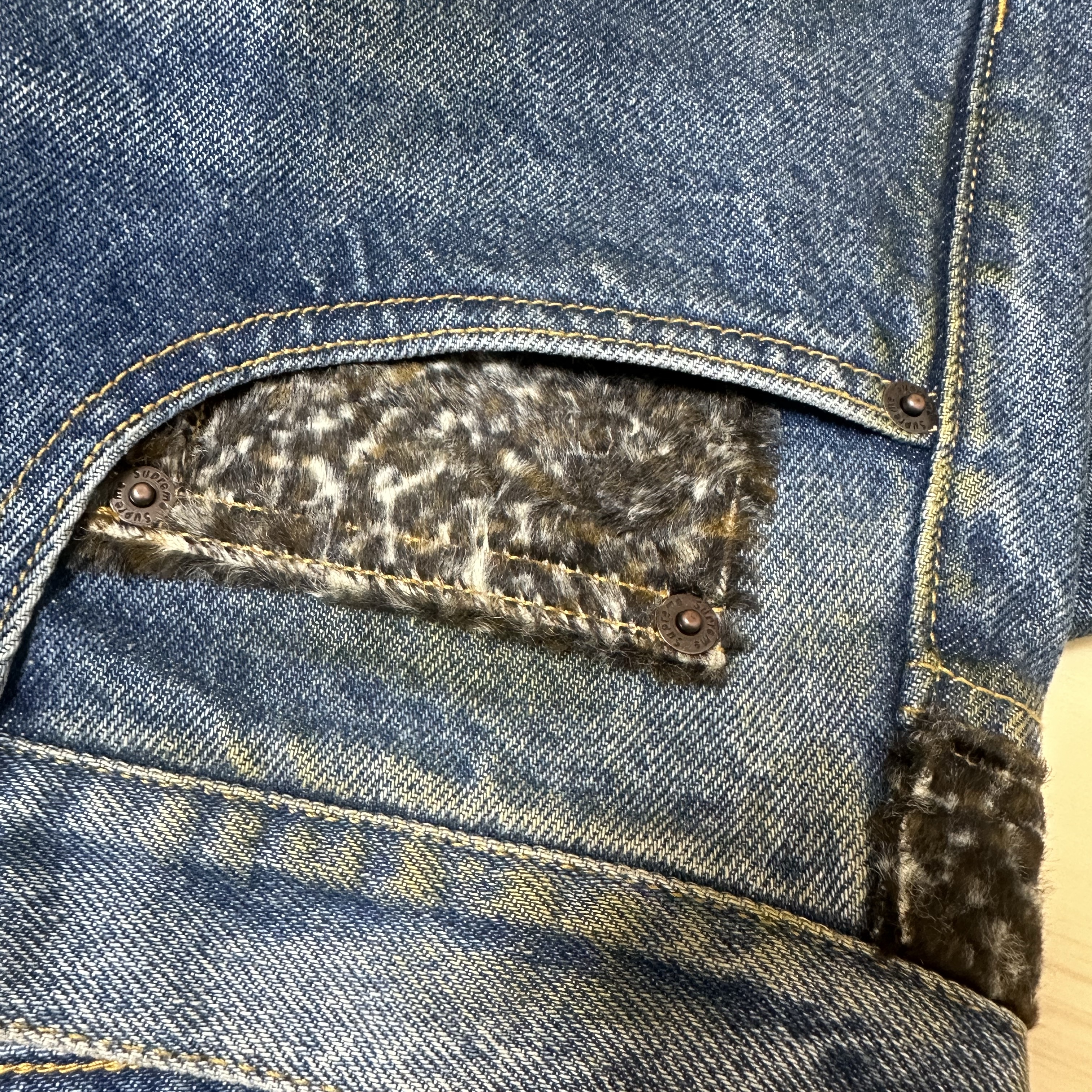 Supreme Leopard Faux Fur Loose Fit Jean Washed Indigo  - 25FW 착용 스타일 - 4