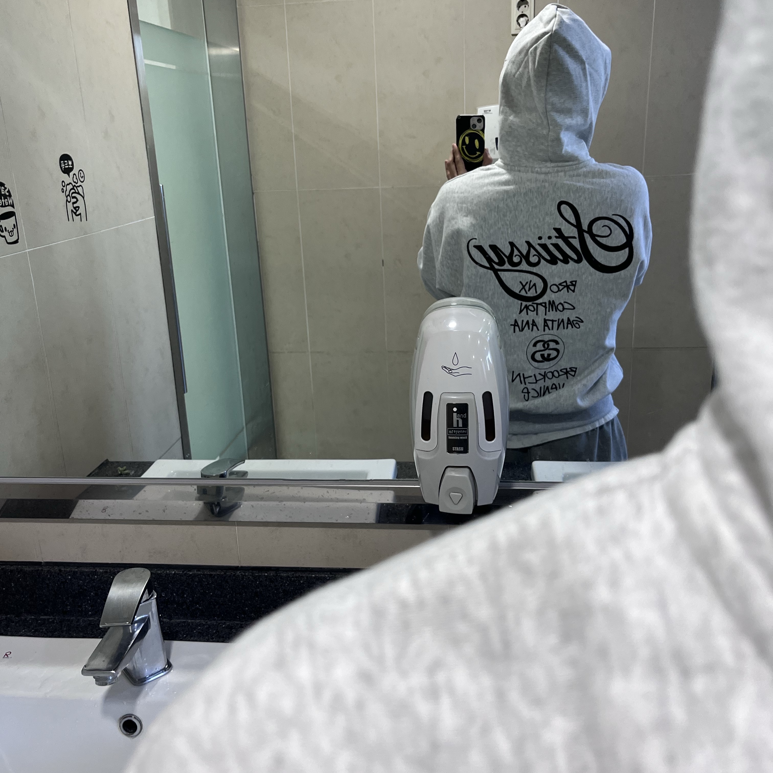 Stussy World Tour Zip Hoodie Ash Heather 2023 착용 스타일