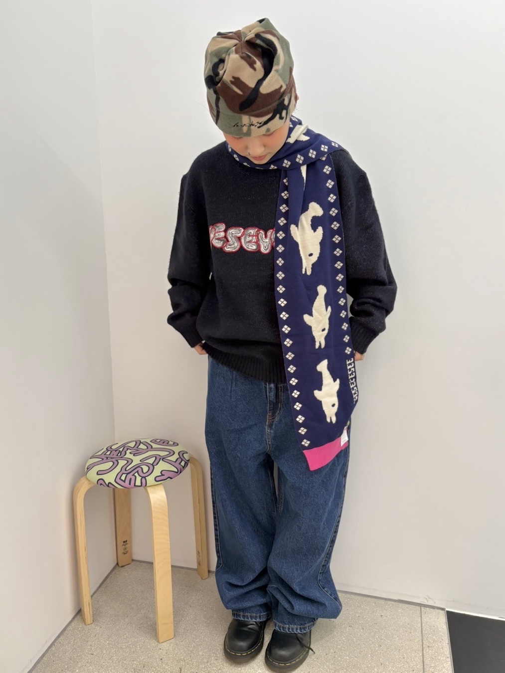 YESEYESEE Knit Baseball Cap Brown, YESEYESEE Marble Pattern Logo Knit Pullover Black 착용 스타일 - 3