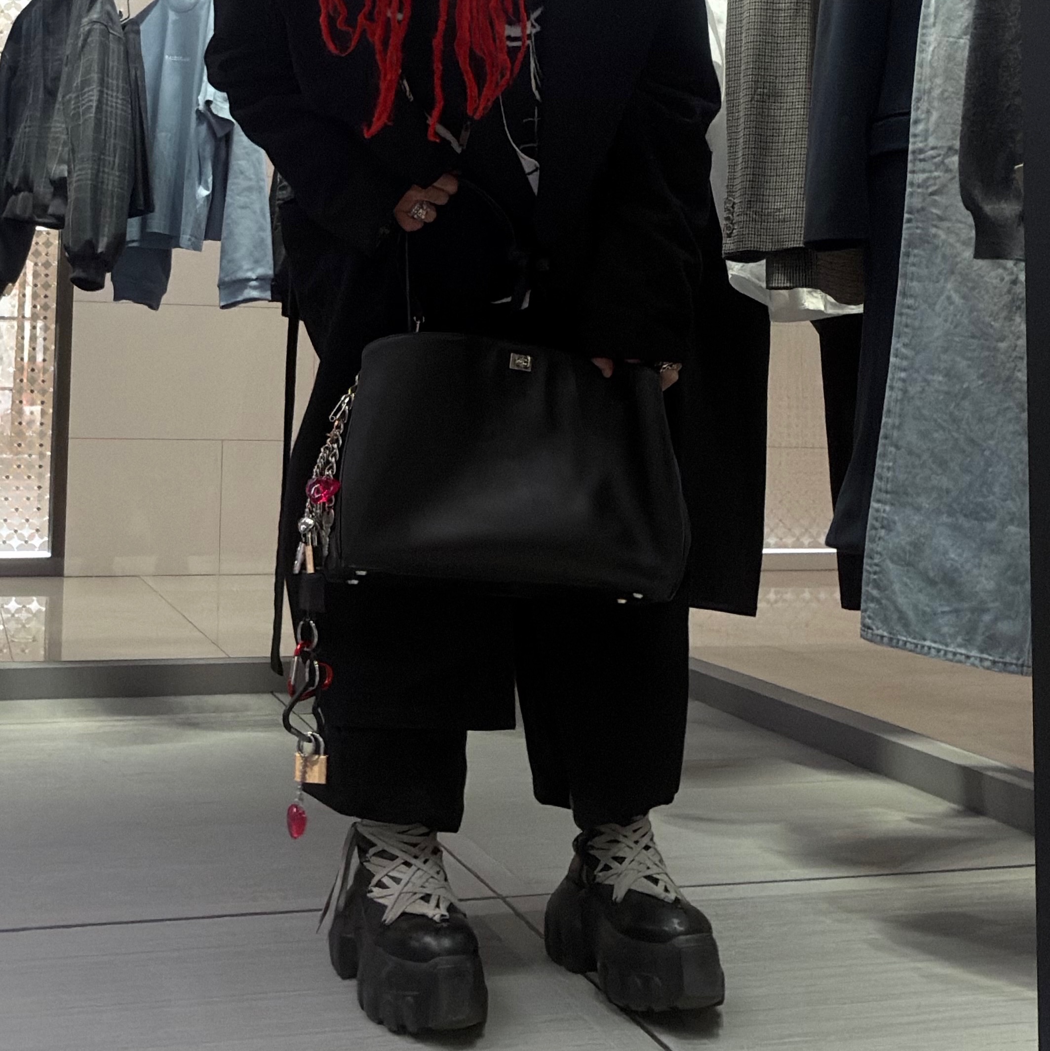 Rick Owens Hollywood Mega Tractor Boots Black, Balenciaga Rodeo Used Effect Large Handbag With Charms Black 착용 스타일