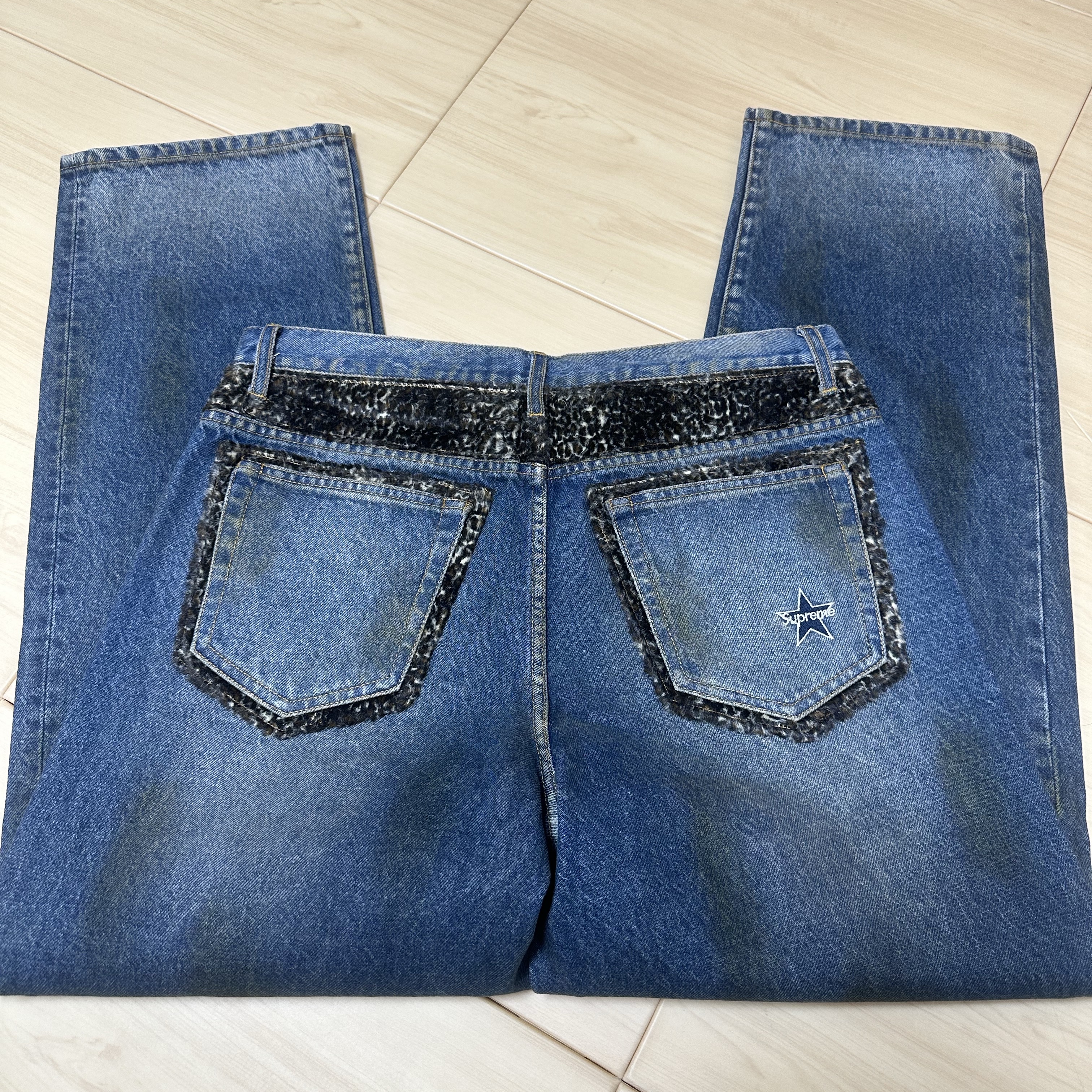 Supreme Leopard Faux Fur Loose Fit Jean Washed Indigo  - 25FW 착용 스타일 - 2