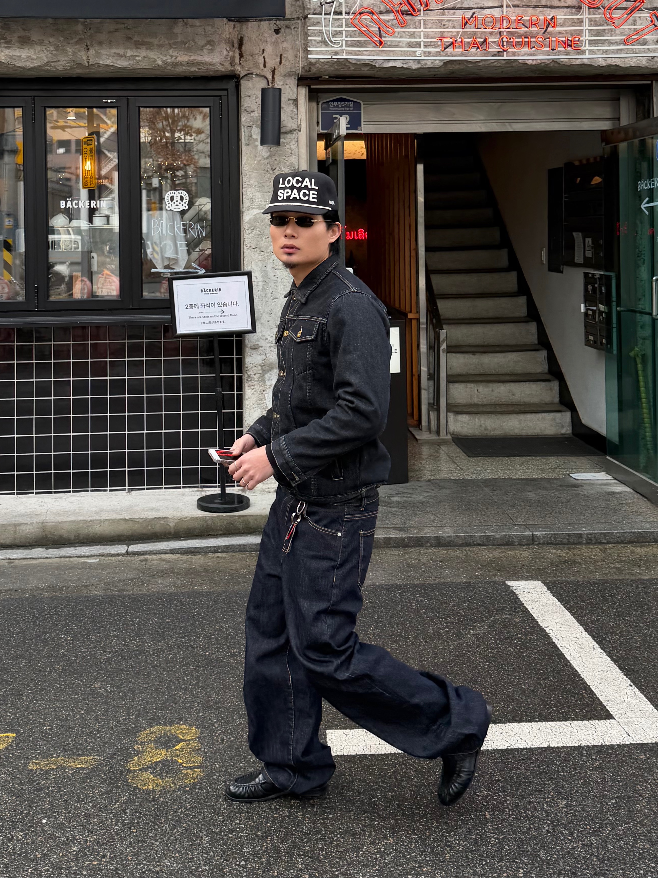 (W) Saint Laurent SL 557 Shade Sunglasses Black, New Era MLB New York Yankees Pillbox Series Ball Cap Navy 착용 스타일 - 4
