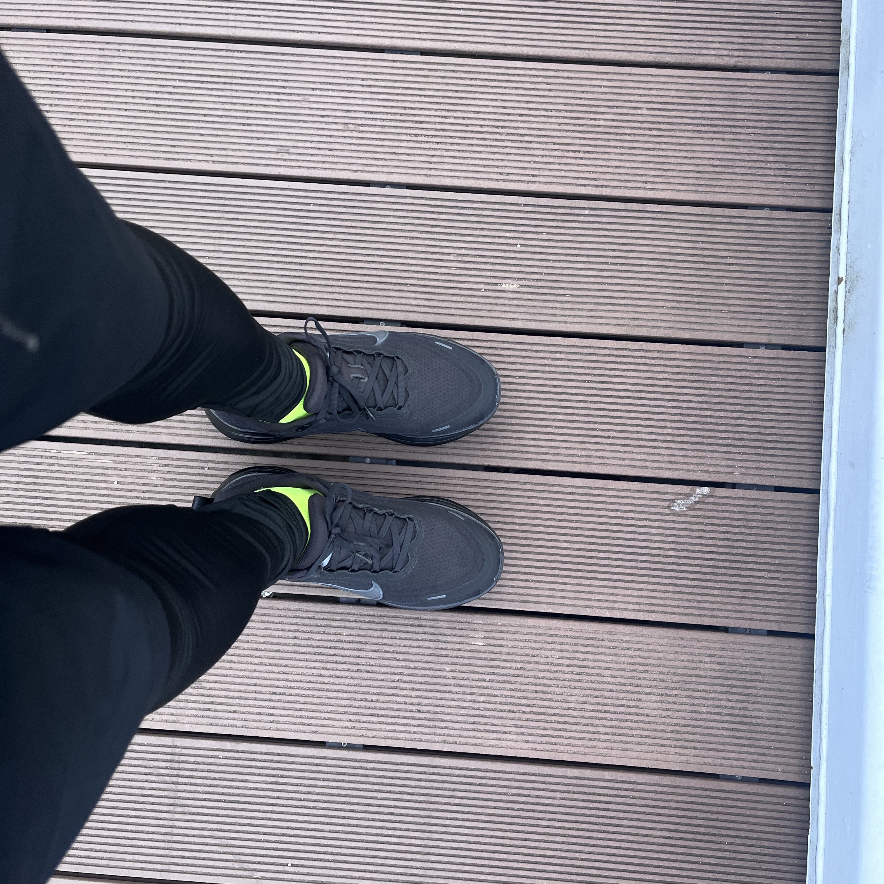 Nike Vomero Plus Black Metallic Dark Grey 착용 스타일