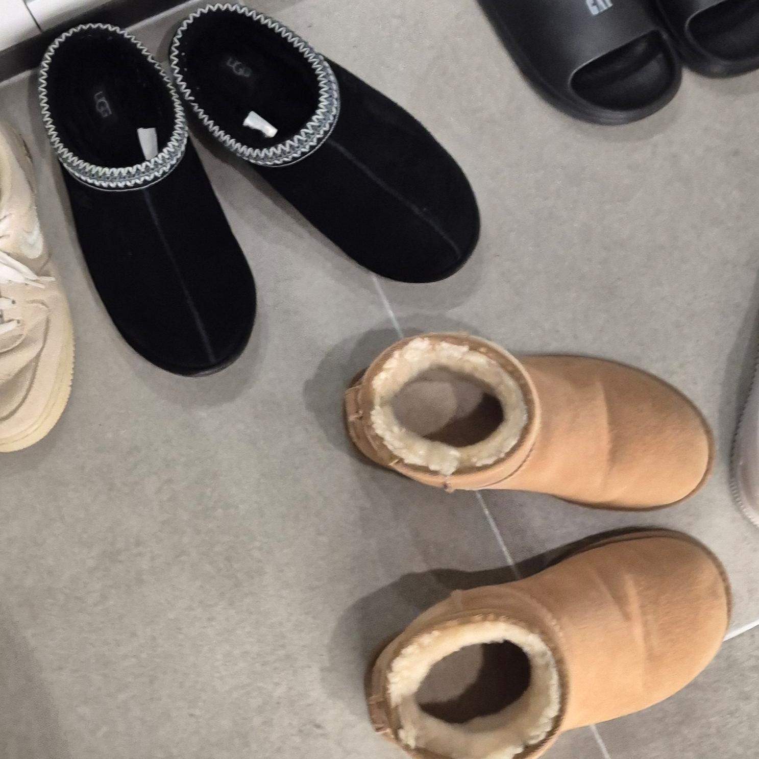 UGG Tasman II Slipper Black 착용 스타일