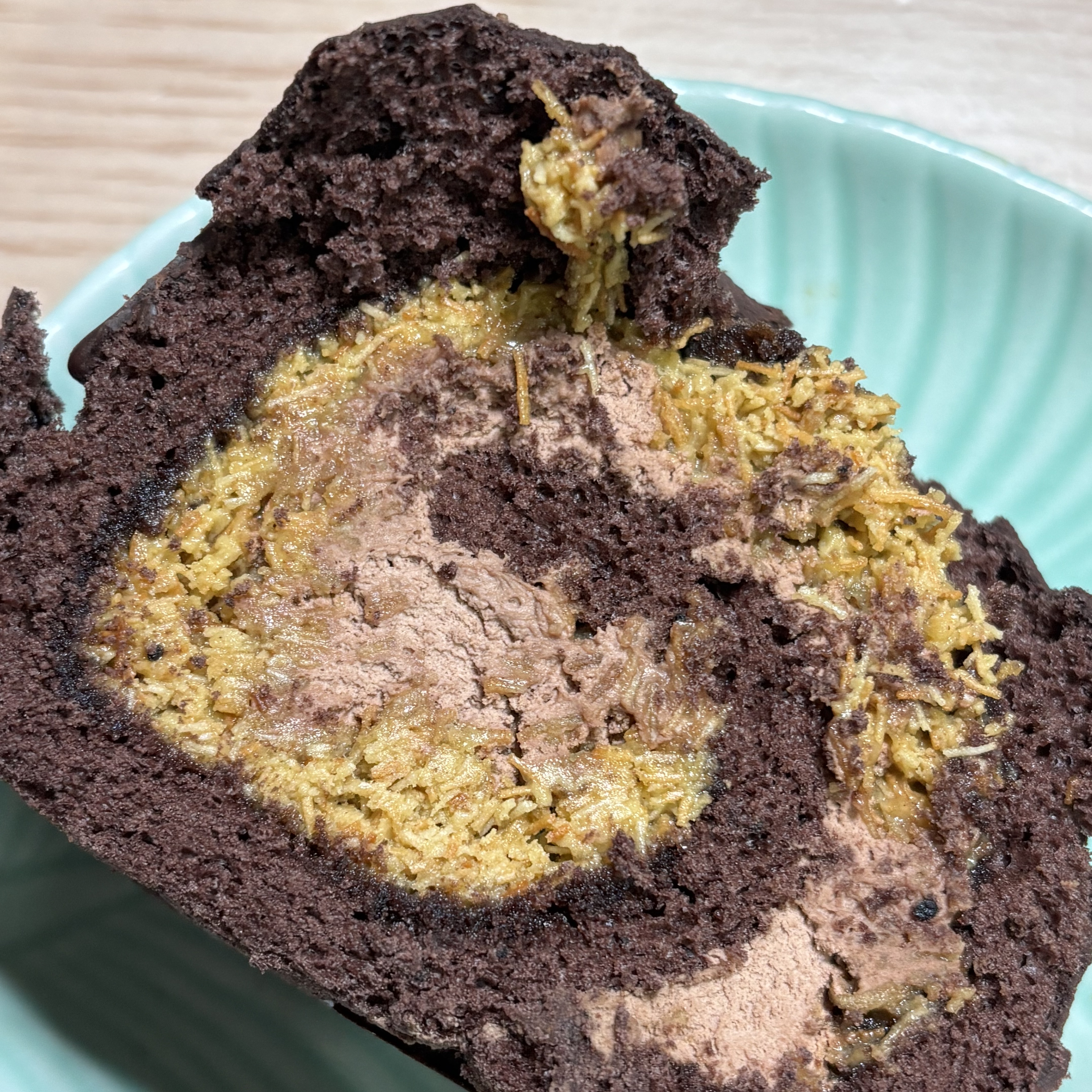 [KREAM 단독] tongtonge Dubai Style Chocolate Roll Cake 착용 스타일