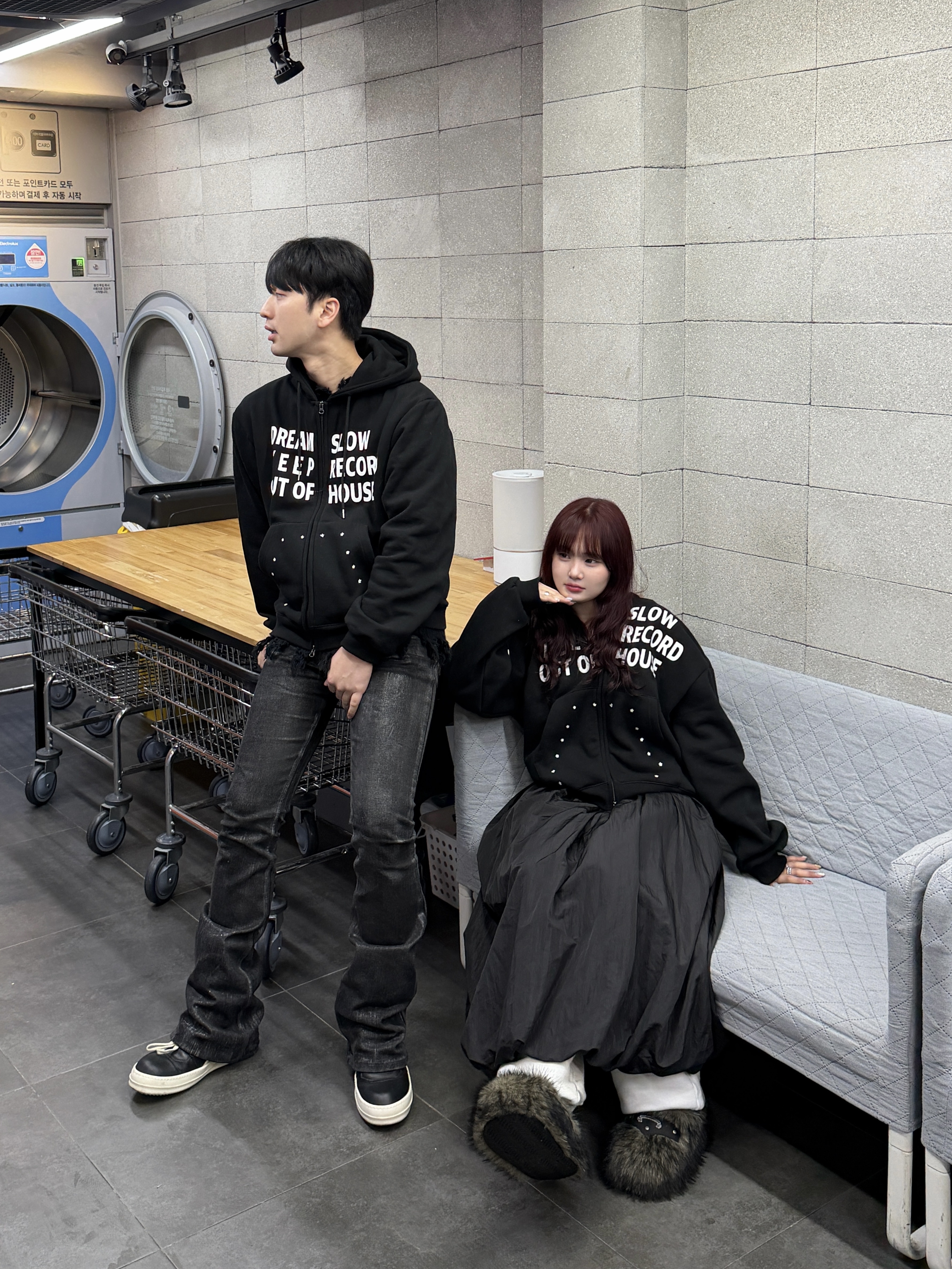 SLOW RECORD HOUSE Typo Star Hood Zip-up Black 착용 스타일 - 3