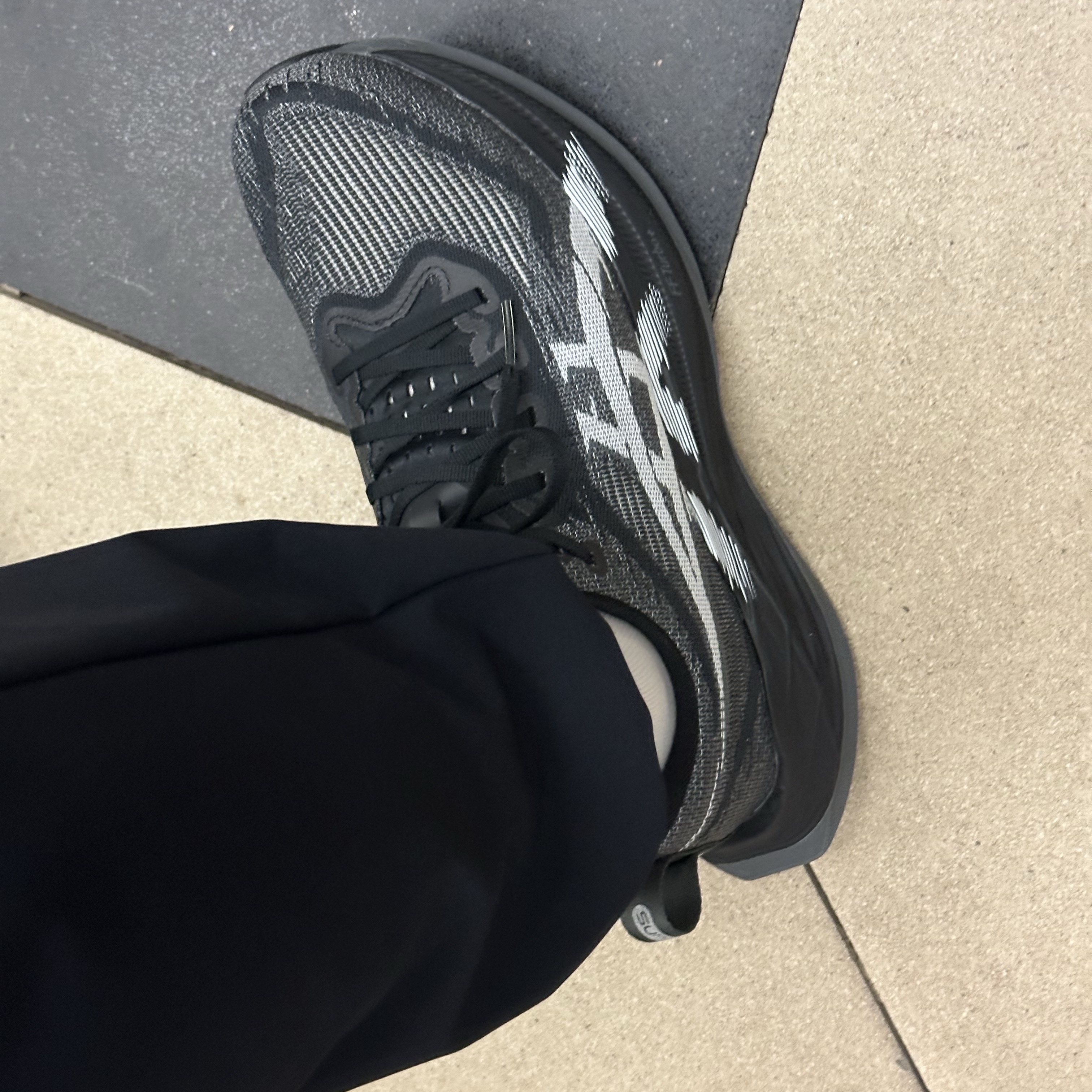 Asics Superblast 2 Black White 착용 스타일 - 2