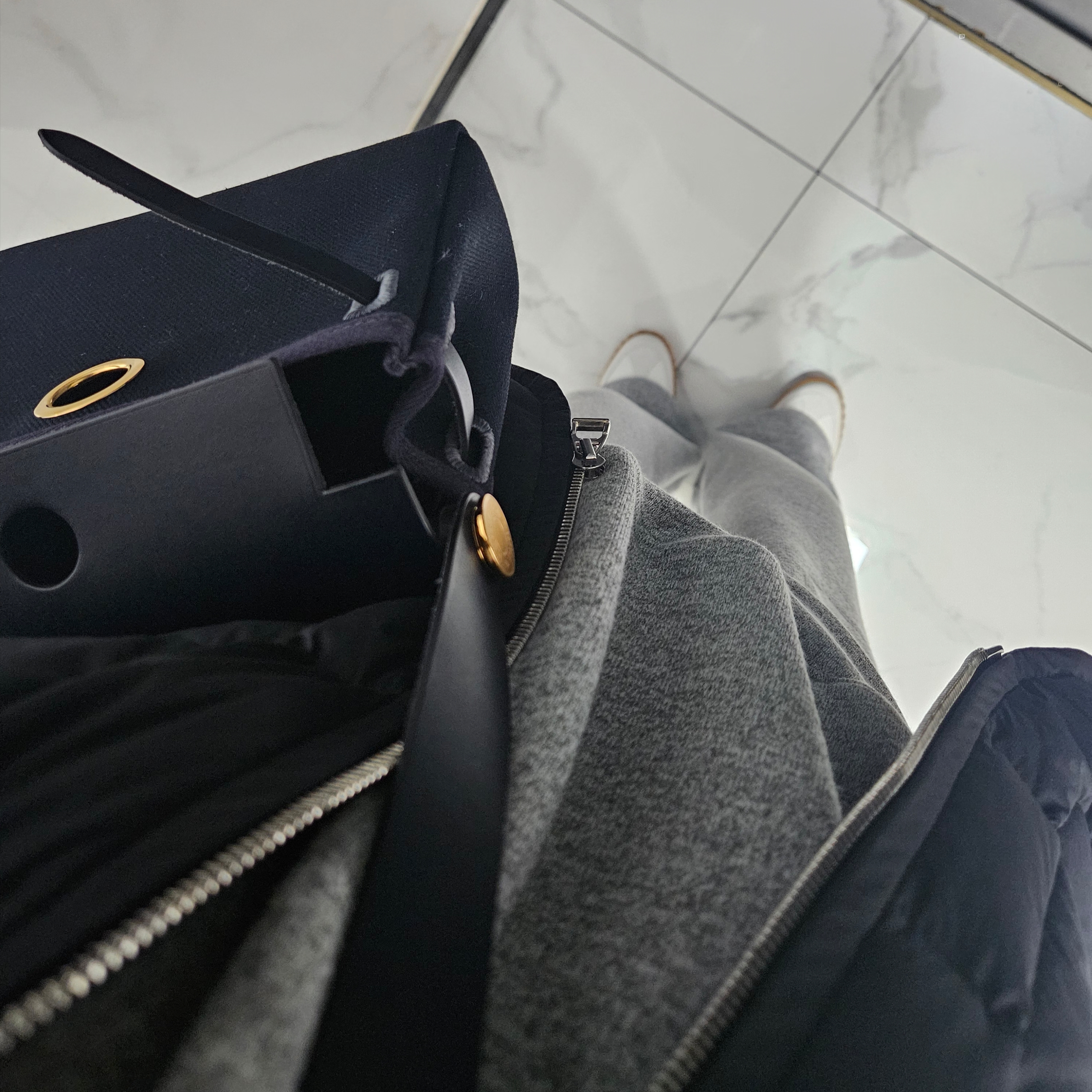 (W) Hermes Jet Sneakers Nappa Suede Goatskin & Blanc, Hermes Herbag Zip 20 Bag Retourne Military Canvas Hunter Cowhide & Gold Noir Noir 착용 스타일 - 3