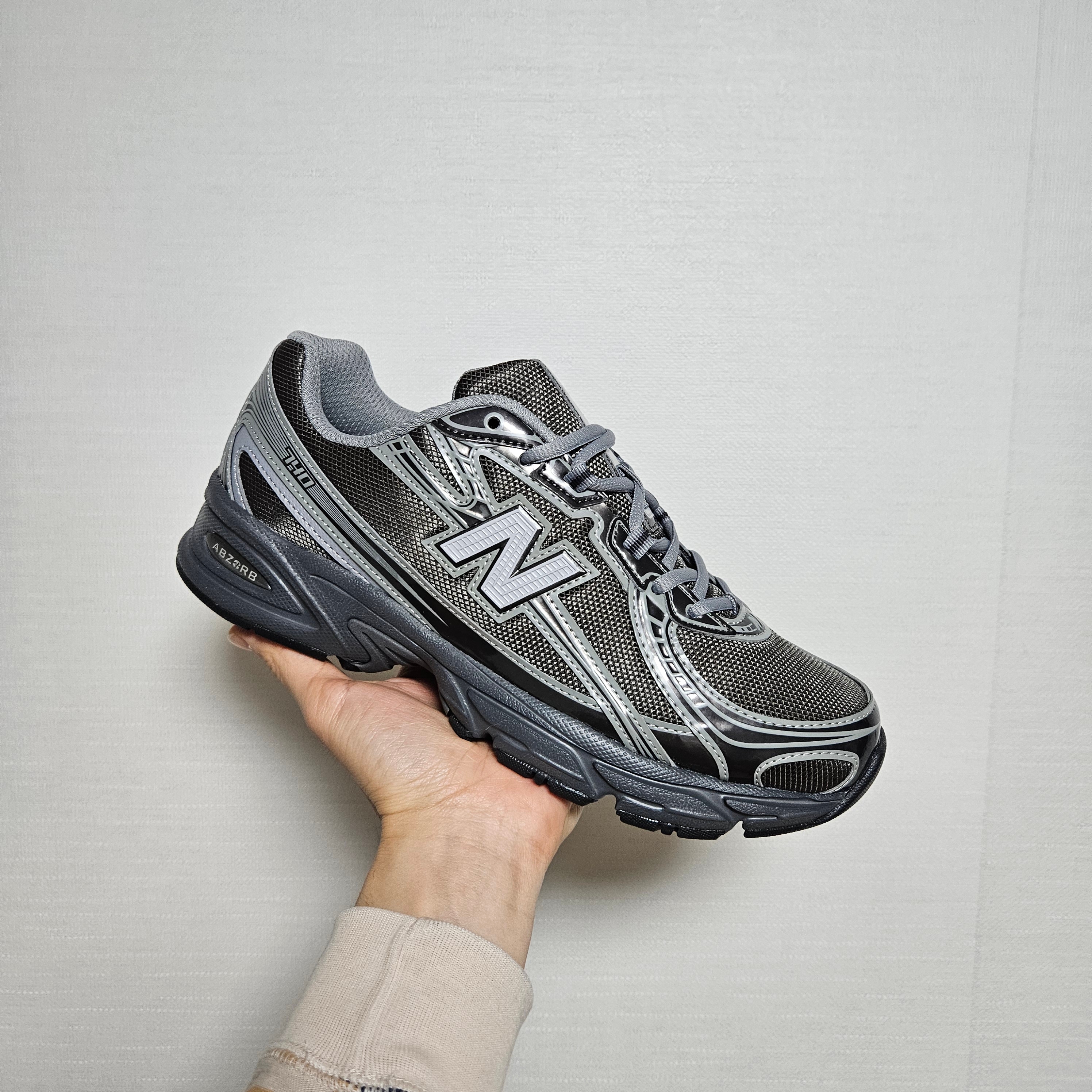 New Balance 740 Black Metallic 착용 스타일