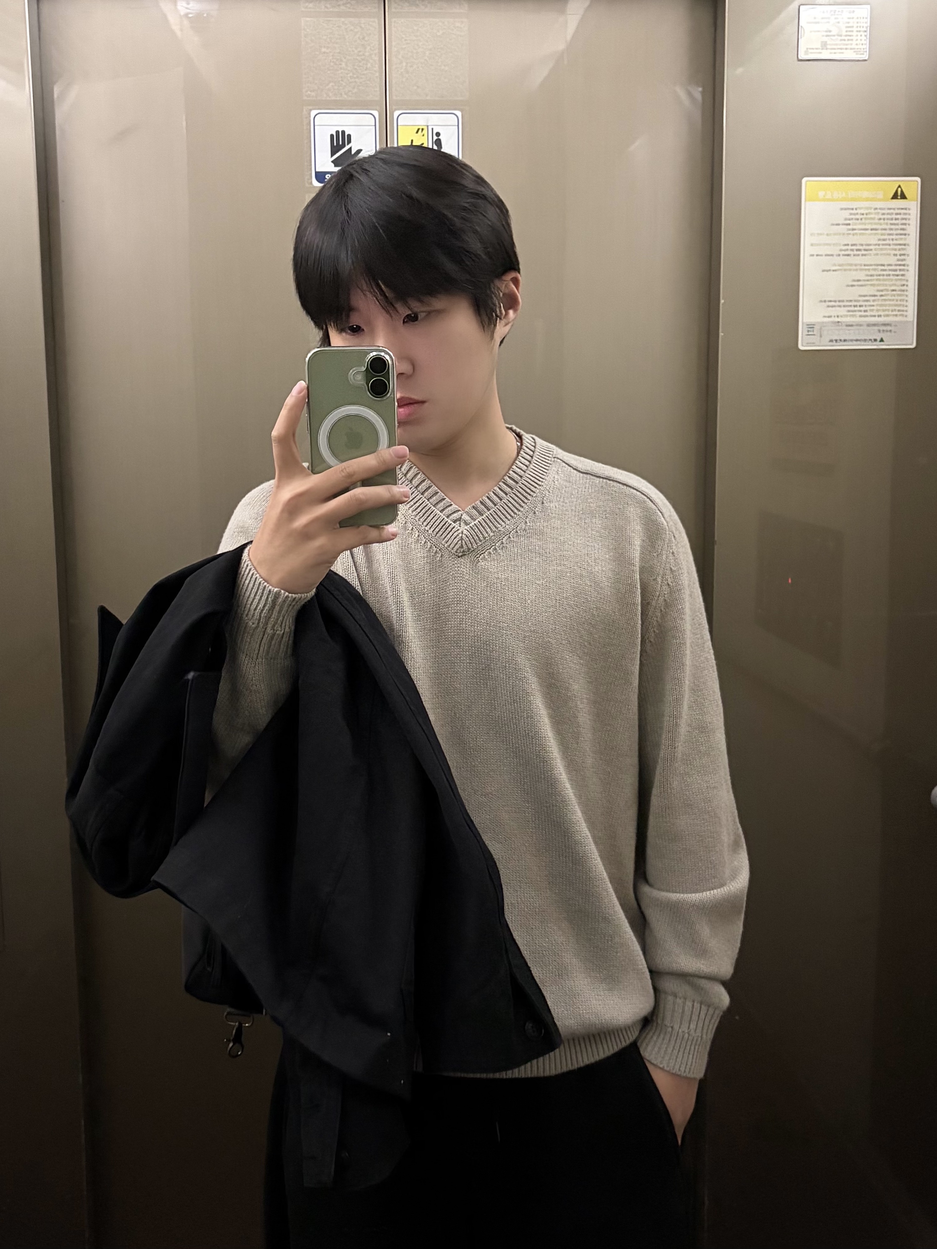 noun Layered V Neck Knit Beige 착용 스타일 - 1