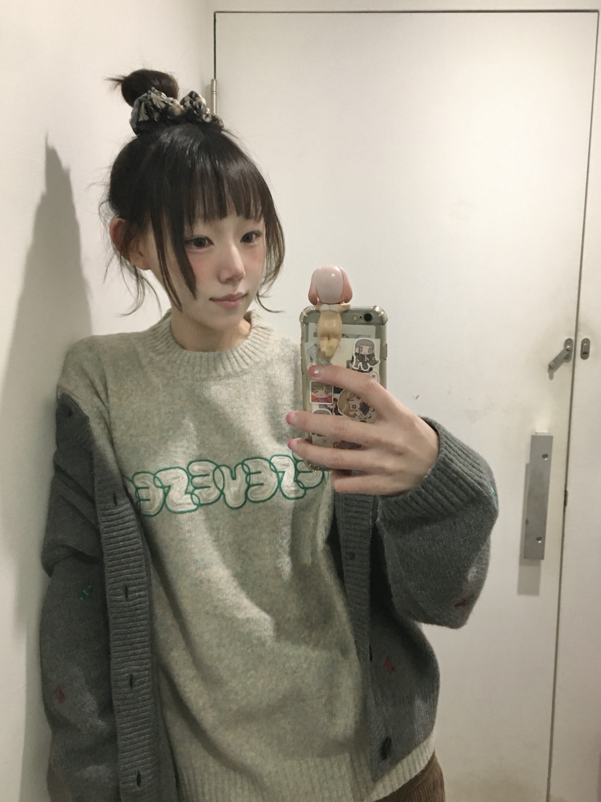 YESEYESEE Multi Embroidery Knit Cardigan Grey, YESEYESEE Stripe Knit Gloves Navy 착용 스타일 - 3